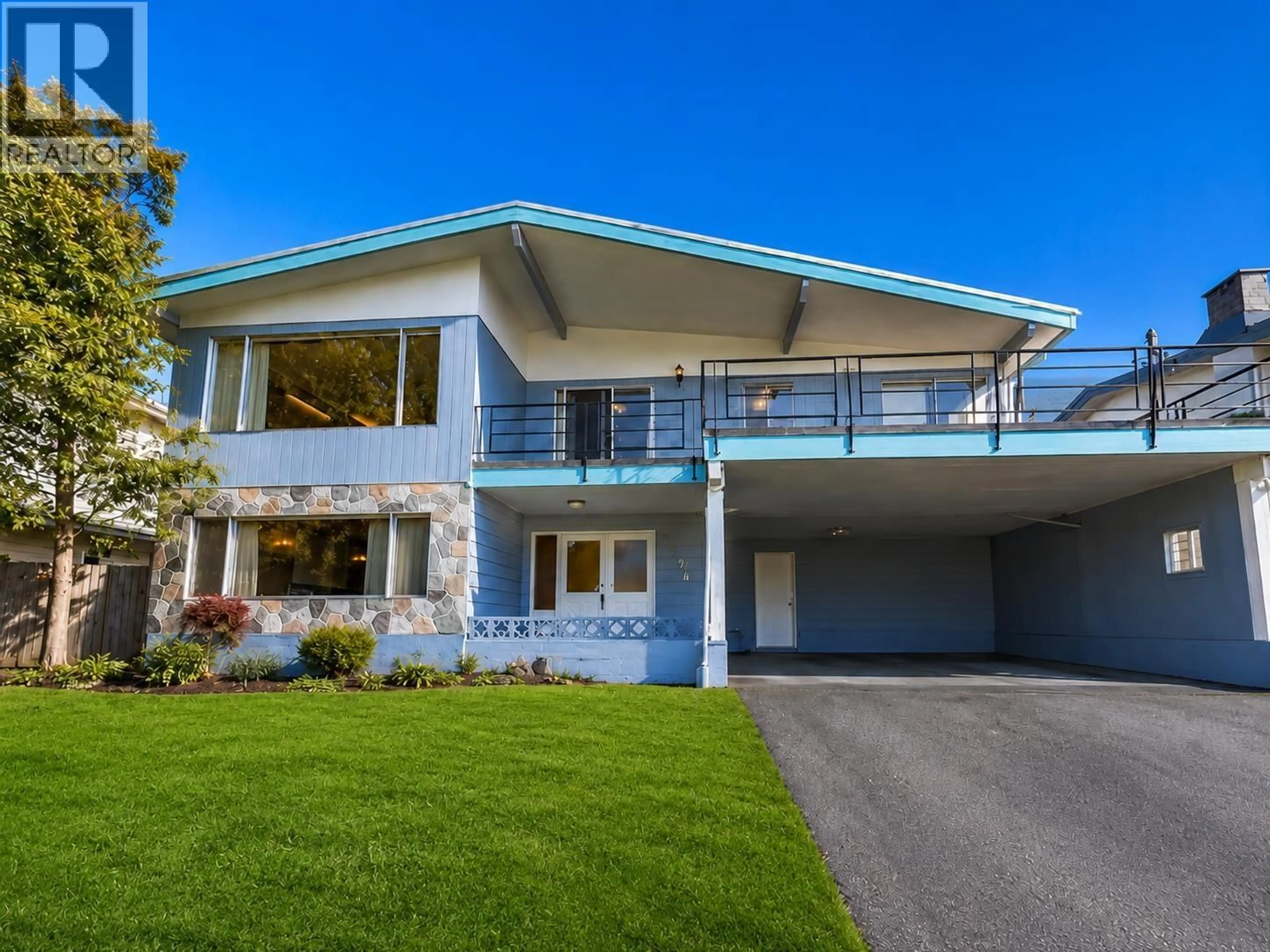 Home with vinyl exterior material, street for 6096 SERVICE STREET, Burnaby British Columbia V5H1V8