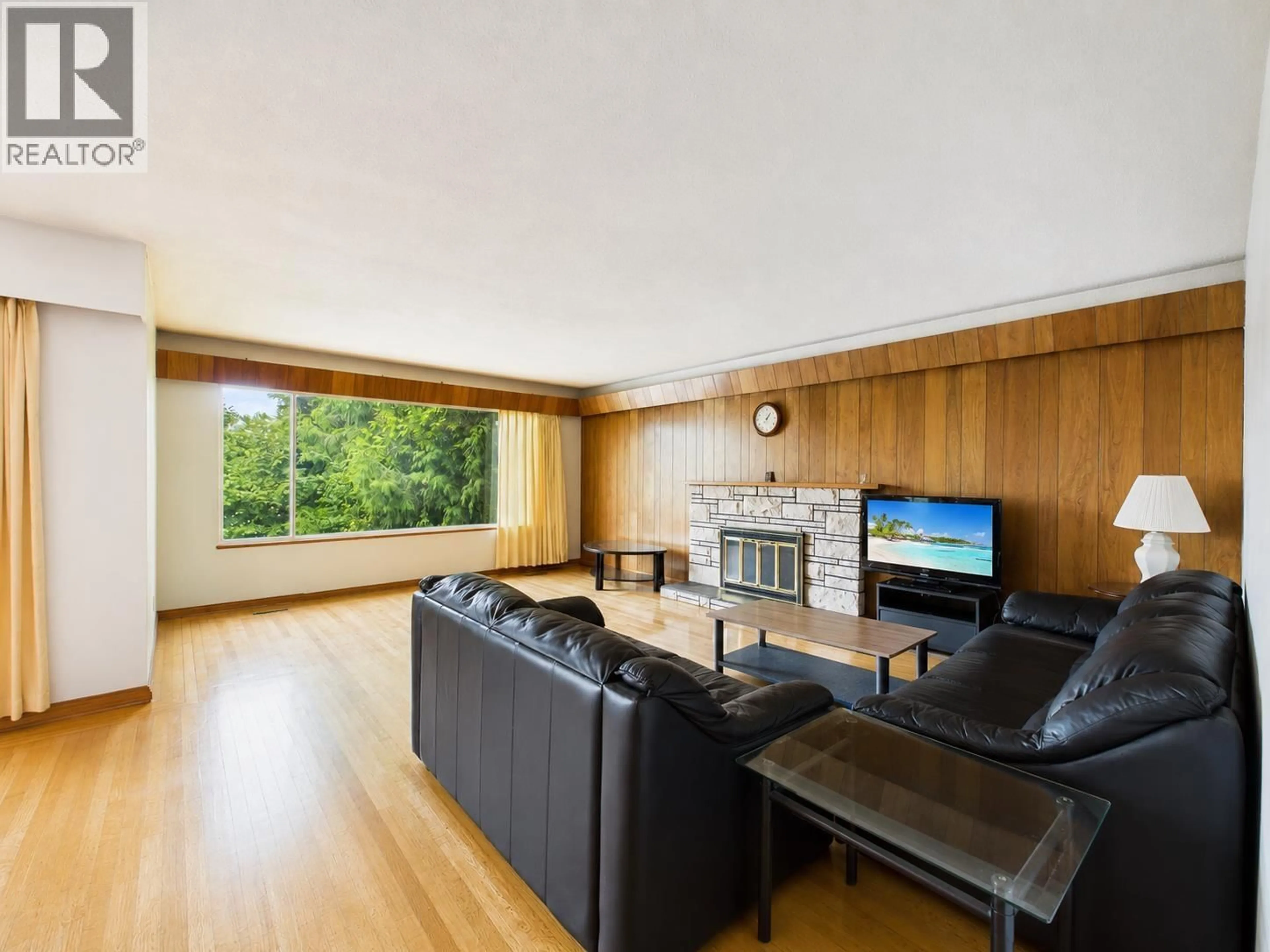Living room with furniture, wood/laminate floor for 6096 SERVICE STREET, Burnaby British Columbia V5H1V8