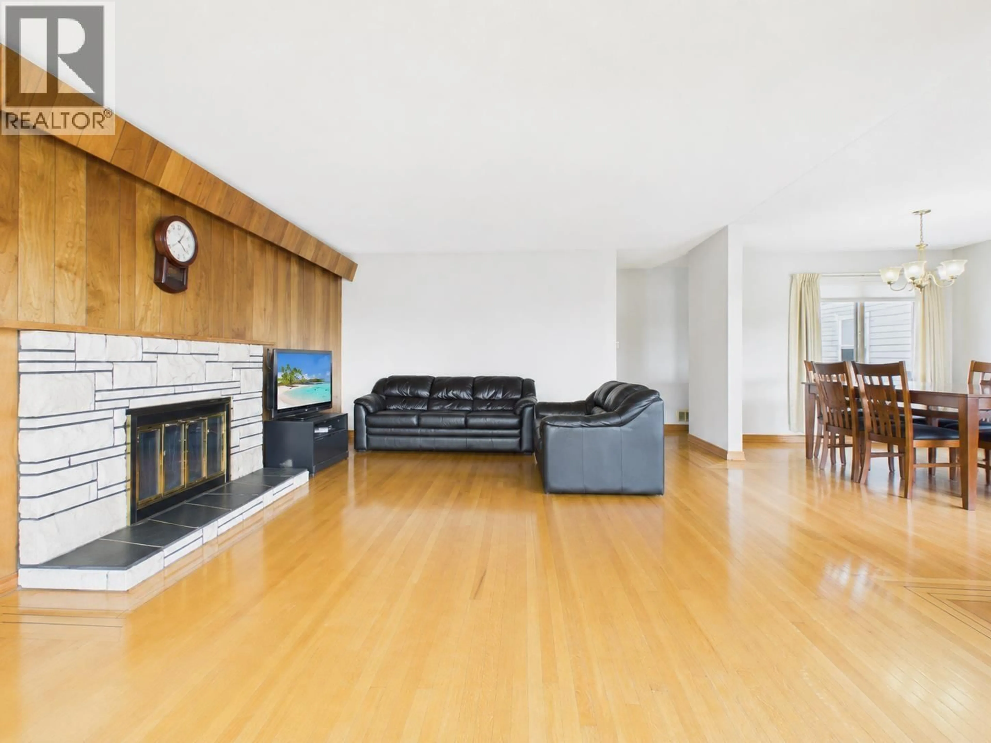 Living room with furniture, wood/laminate floor for 6096 SERVICE STREET, Burnaby British Columbia V5H1V8