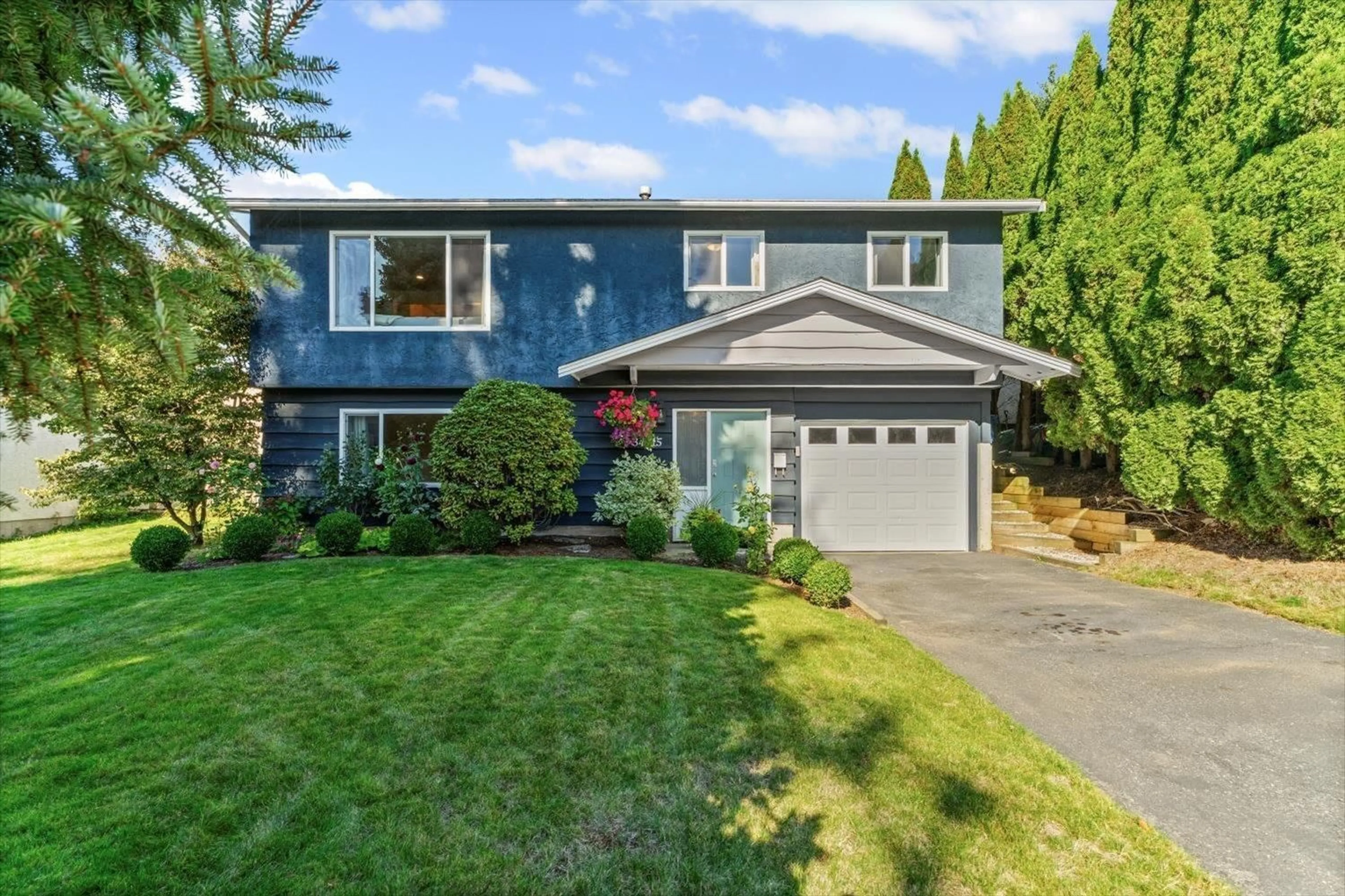 Home with vinyl exterior material, street for 34915 CHAMPLAIN CRESCENT, Abbotsford British Columbia V2S5P3