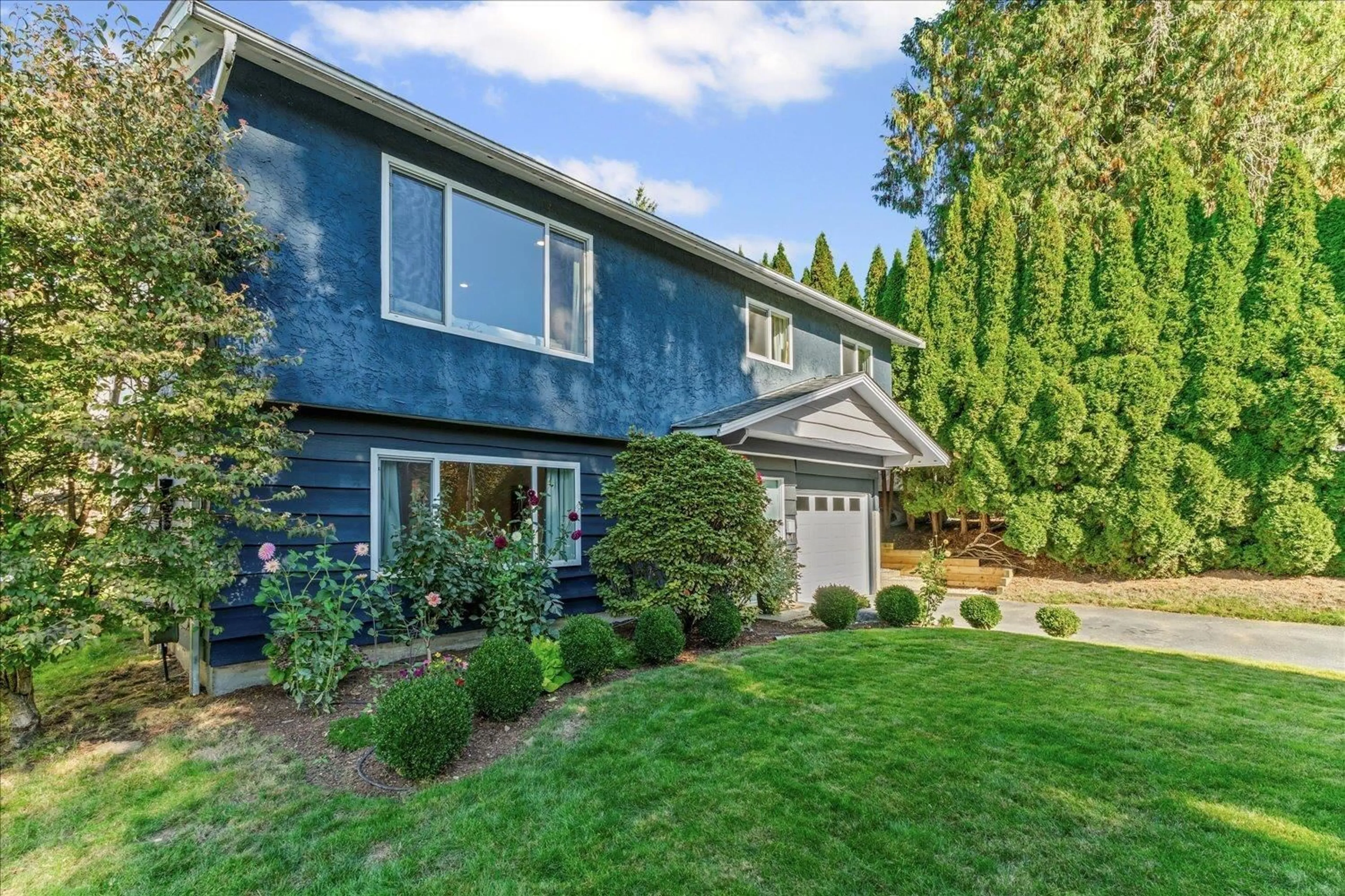 Home with vinyl exterior material, street for 34915 CHAMPLAIN CRESCENT, Abbotsford British Columbia V2S5P3