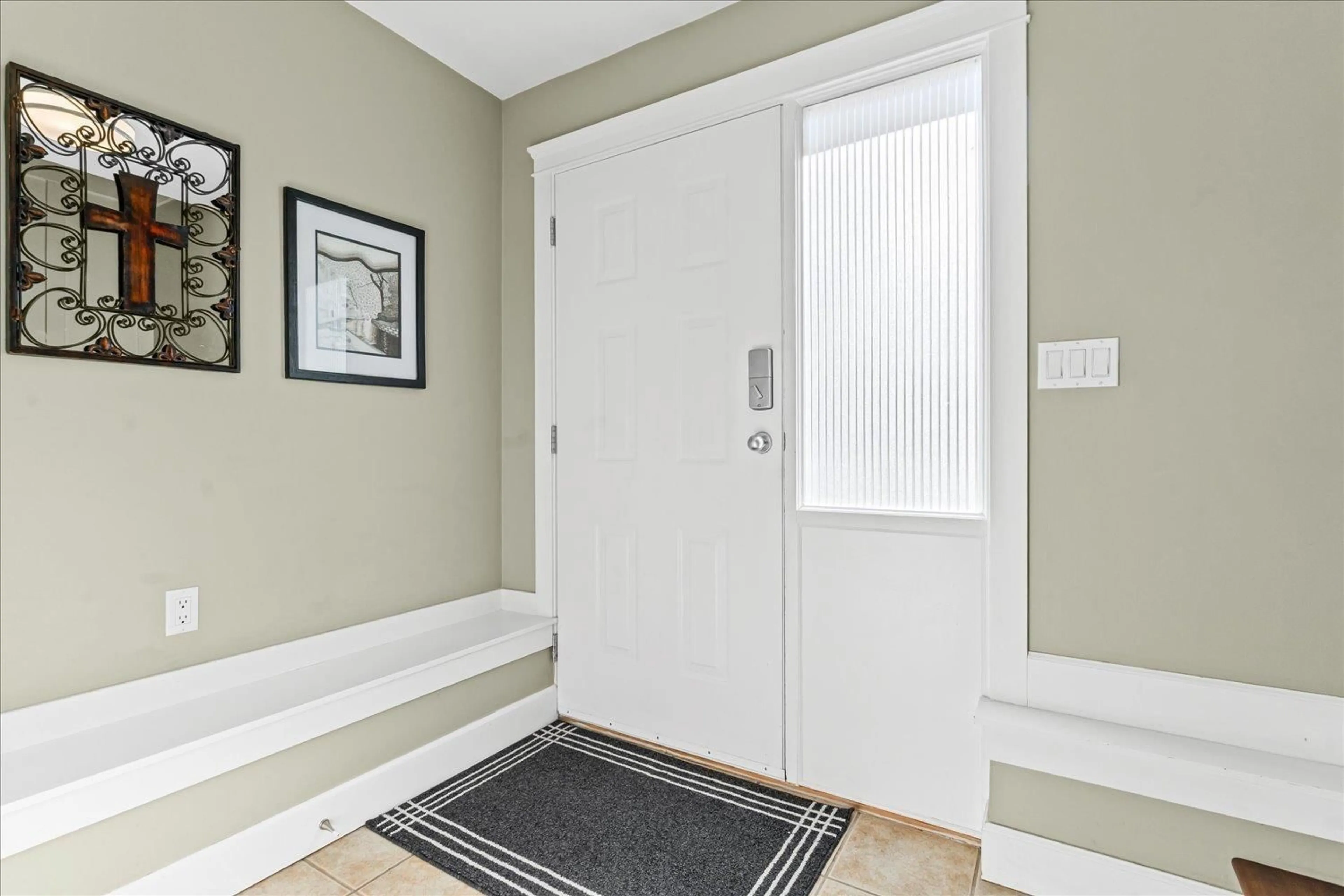 Indoor entryway for 34915 CHAMPLAIN CRESCENT, Abbotsford British Columbia V2S5P3