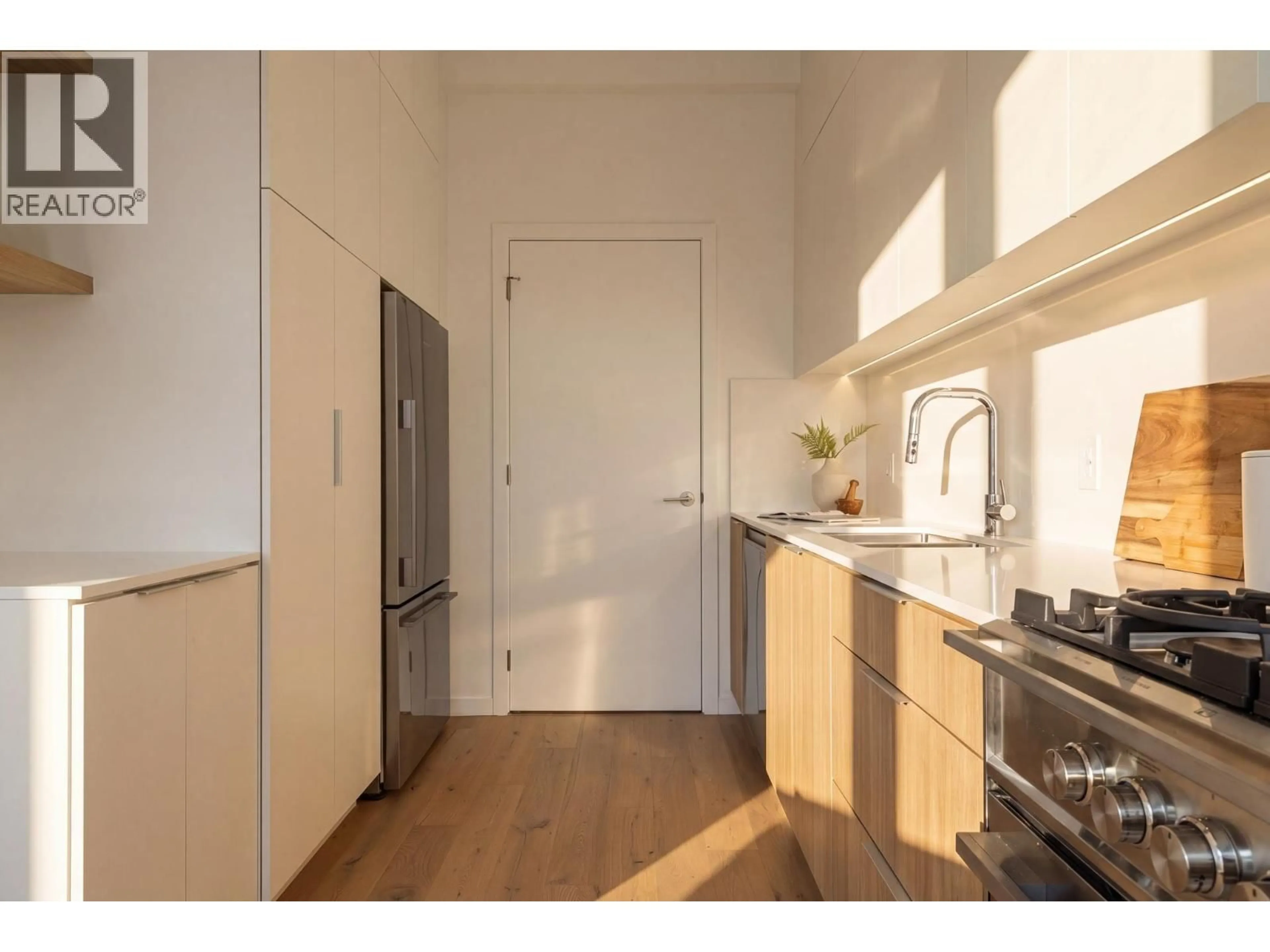 Standard kitchen, wood/laminate floor for 2790 CAMBRIDGE STREET, Vancouver British Columbia V5K1L7
