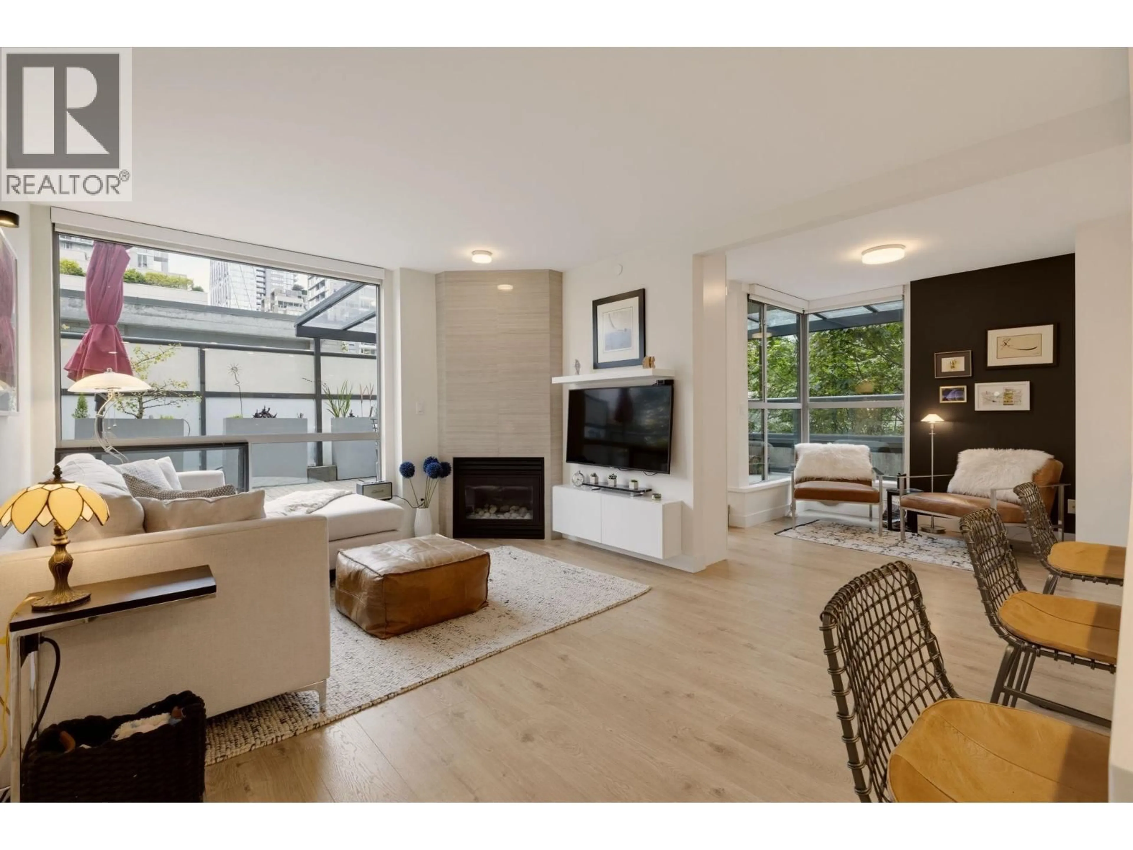 Living room with furniture, unknown for 406 - 928 RICHARDS STREET, Vancouver British Columbia V6B6P6