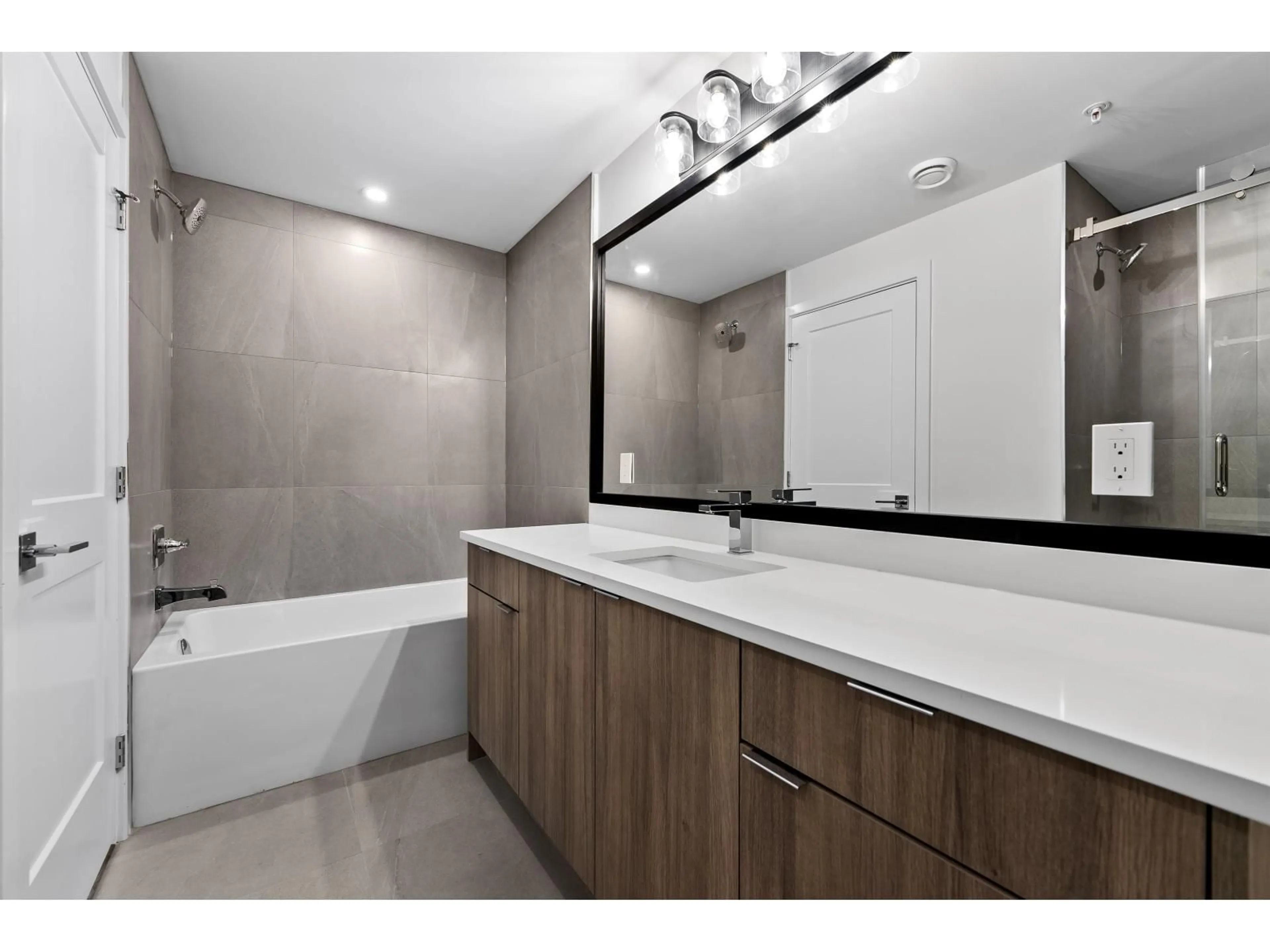Standard bathroom, ceramic/tile floor for 301 - 2233 156 STREET, Surrey British Columbia V4A4V3