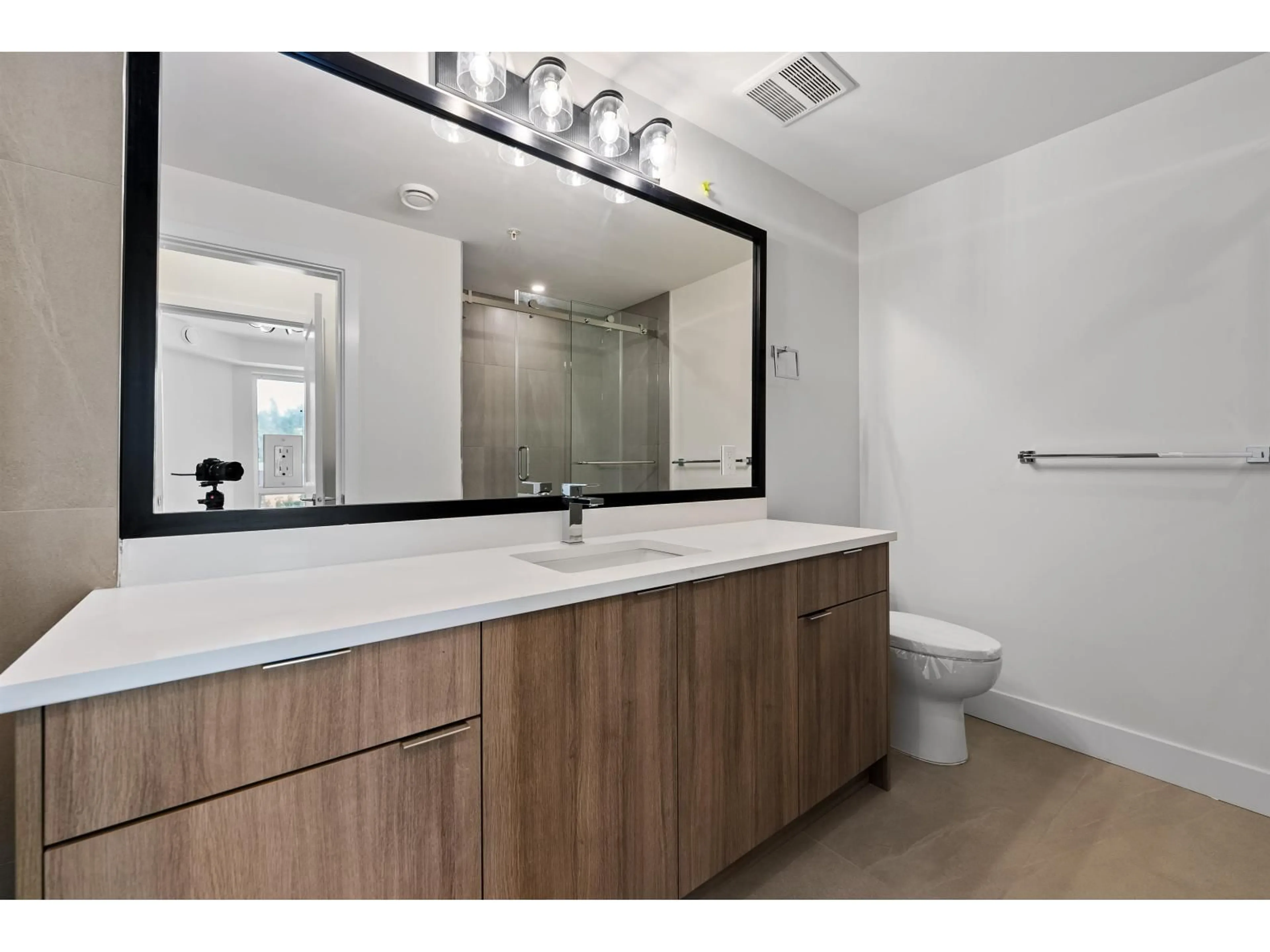 Standard bathroom, ceramic/tile floor for 301 - 2233 156 STREET, Surrey British Columbia V4A4V3