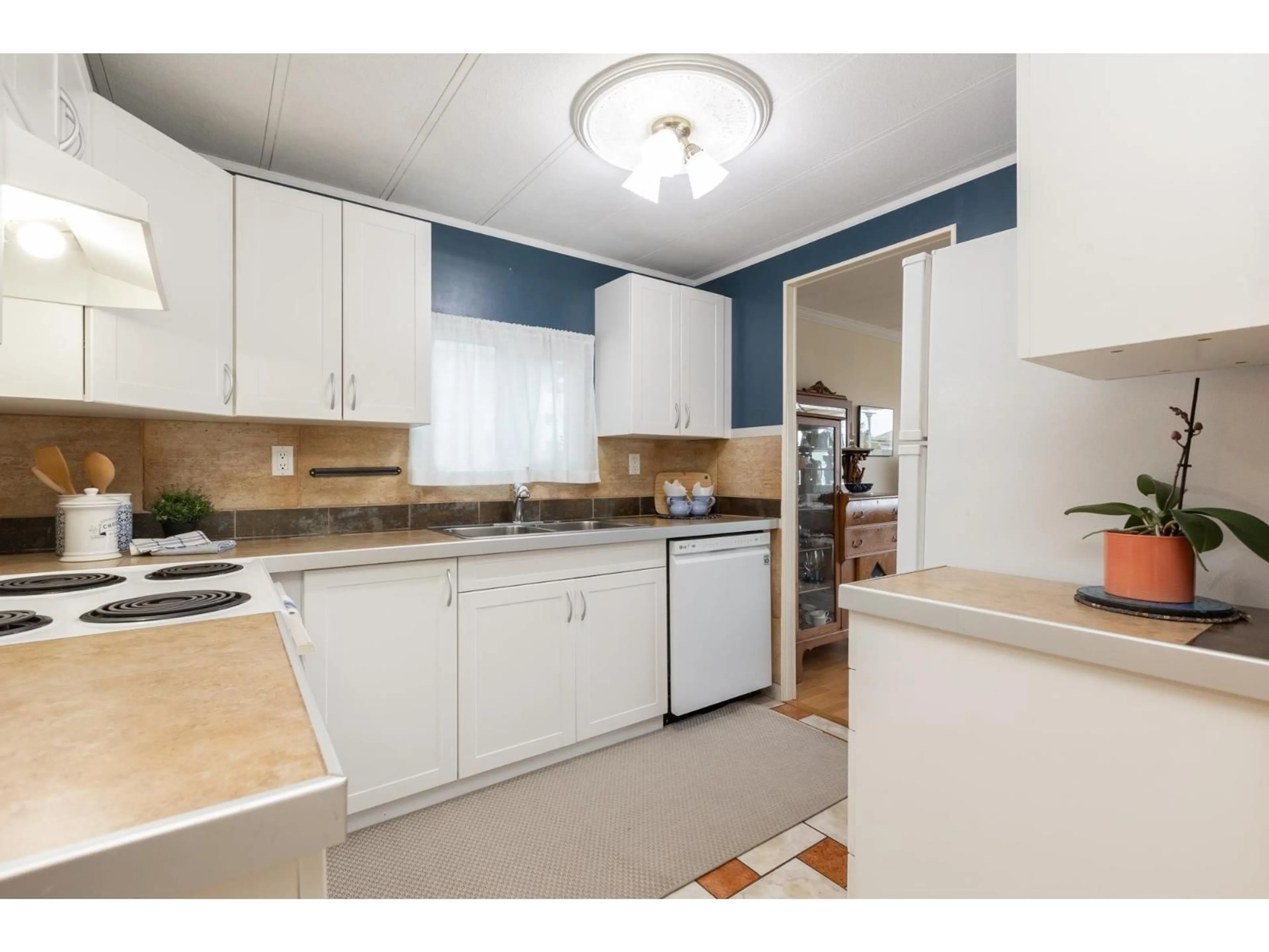 Standard kitchen, unknown for 50 - 15875 20 AVENUE, Surrey British Columbia V4A2B1