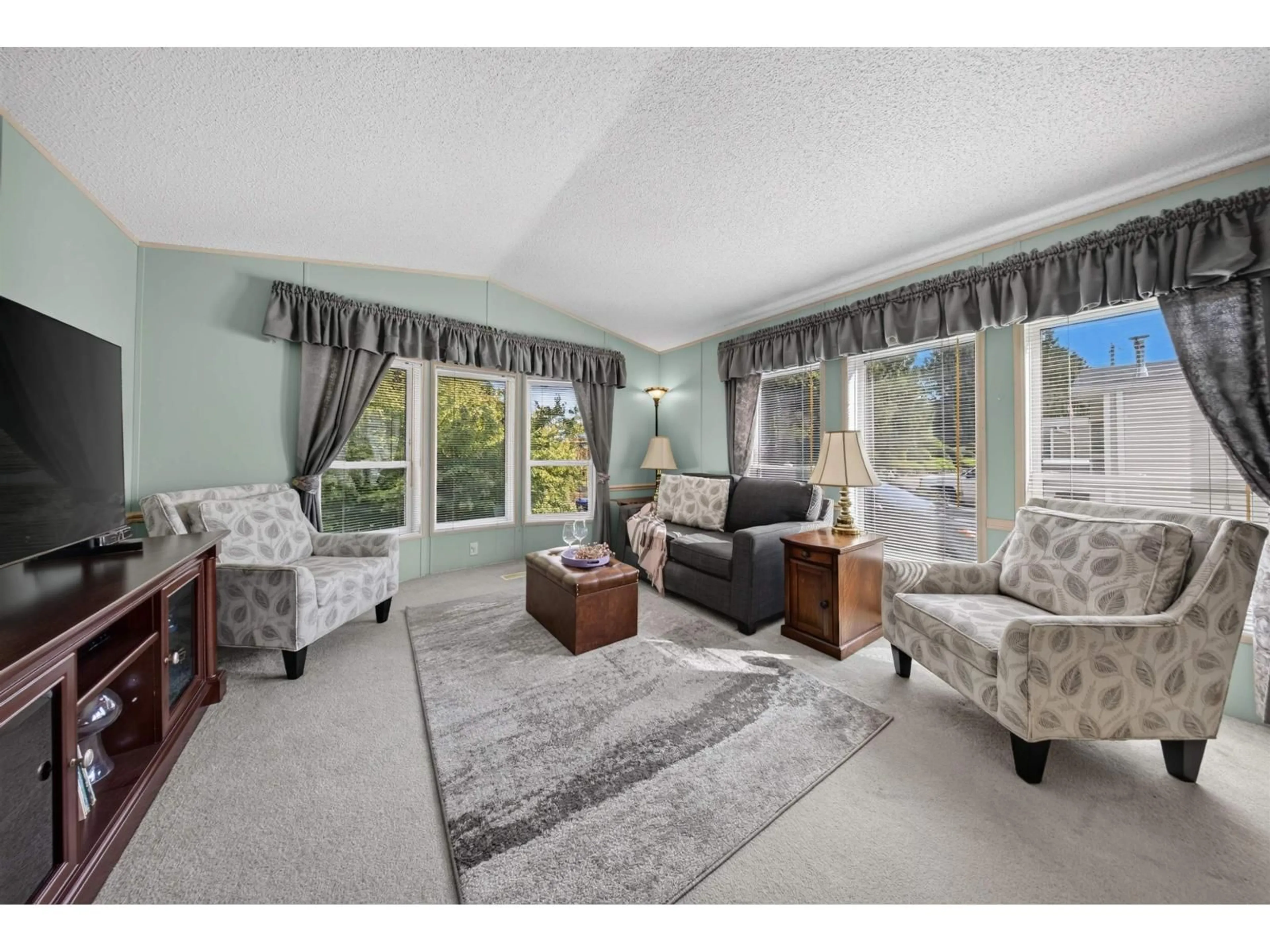 Living room with furniture, unknown for 15 - 44565 MONTE VISTA DRIVE, Chilliwack British Columbia V2R5Y4