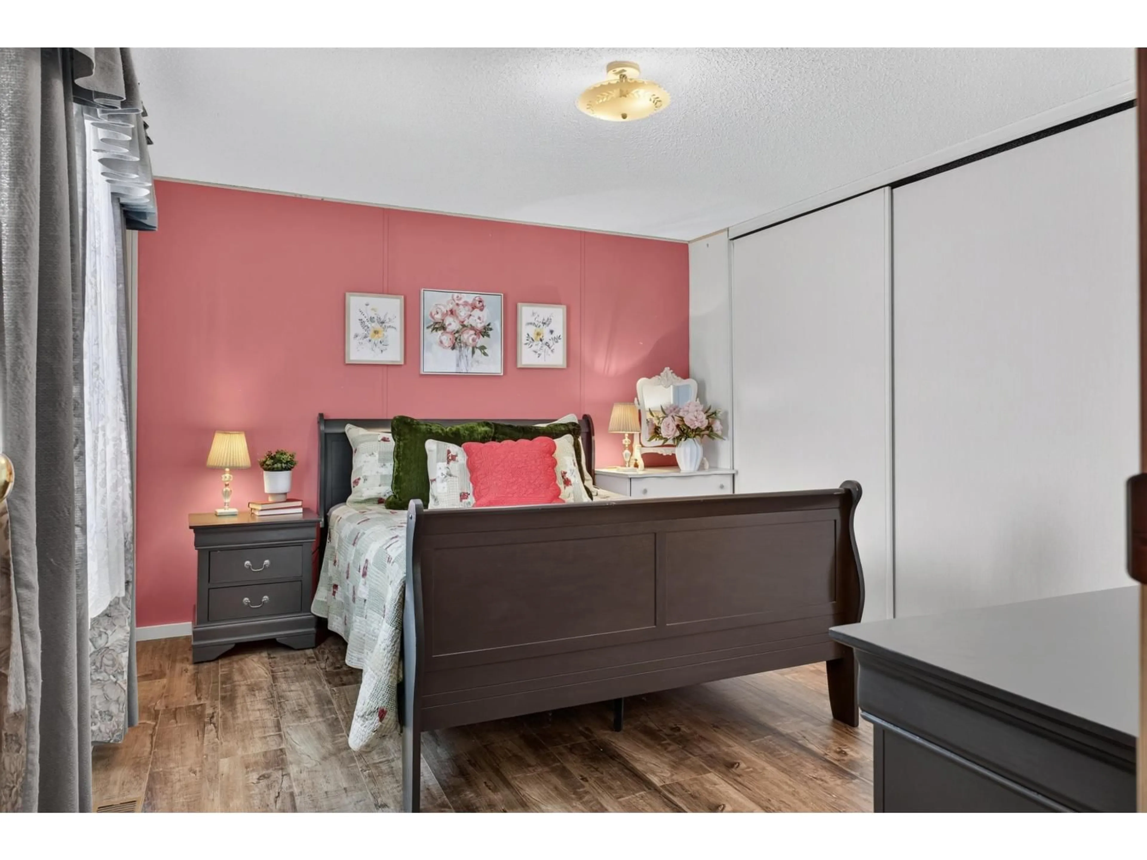 Bedroom with bed, wood/laminate floor for 15 - 44565 MONTE VISTA DRIVE, Chilliwack British Columbia V2R5Y4