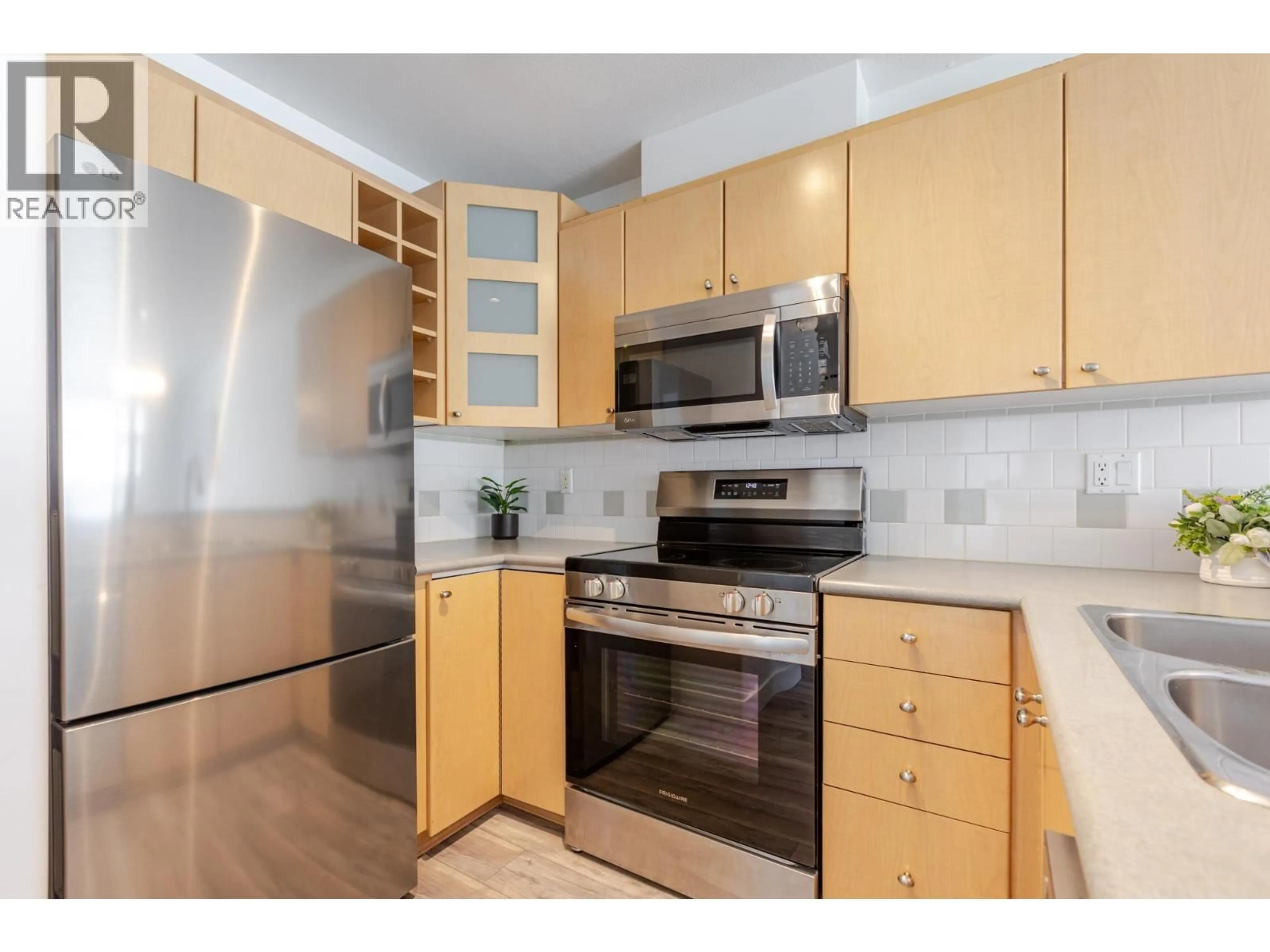 Standard kitchen, unknown for 314 - 3122 ST JOHNS STREET, Port Moody British Columbia V3H5C8