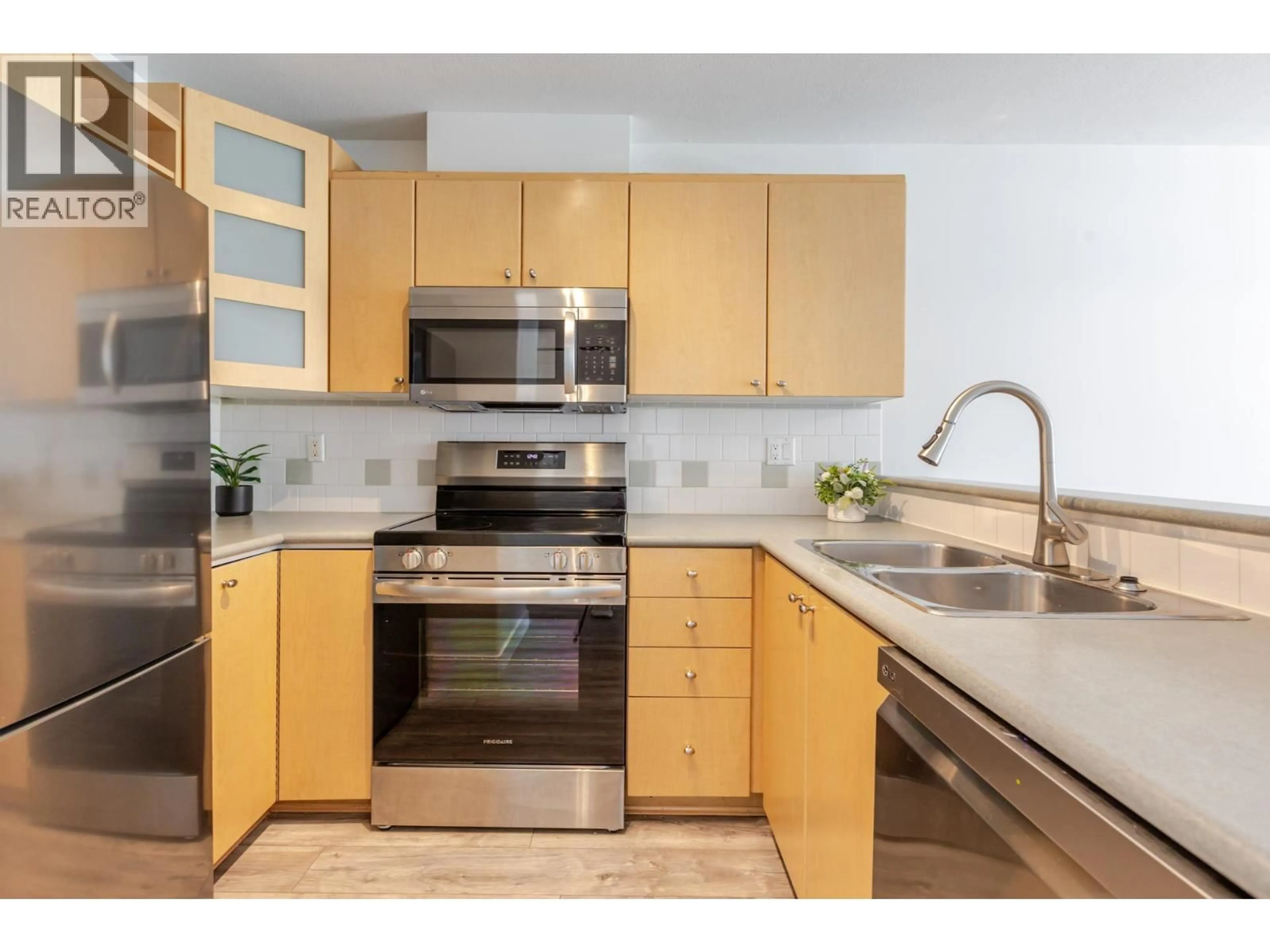 Standard kitchen, unknown for 314 - 3122 ST JOHNS STREET, Port Moody British Columbia V3H5C8