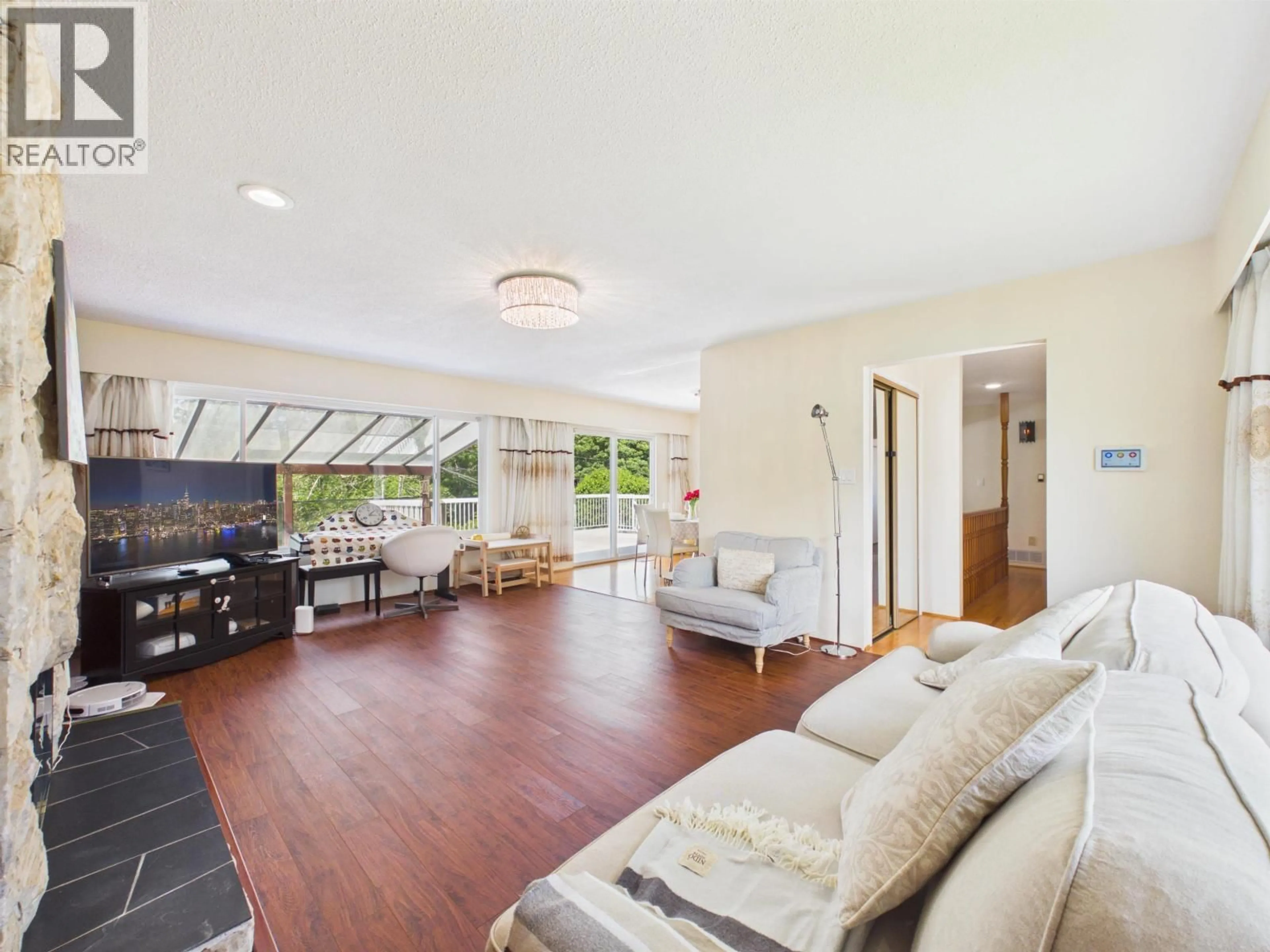 Living room with furniture, unknown for 6119 SERVICE STREET, Burnaby British Columbia V5H1V7