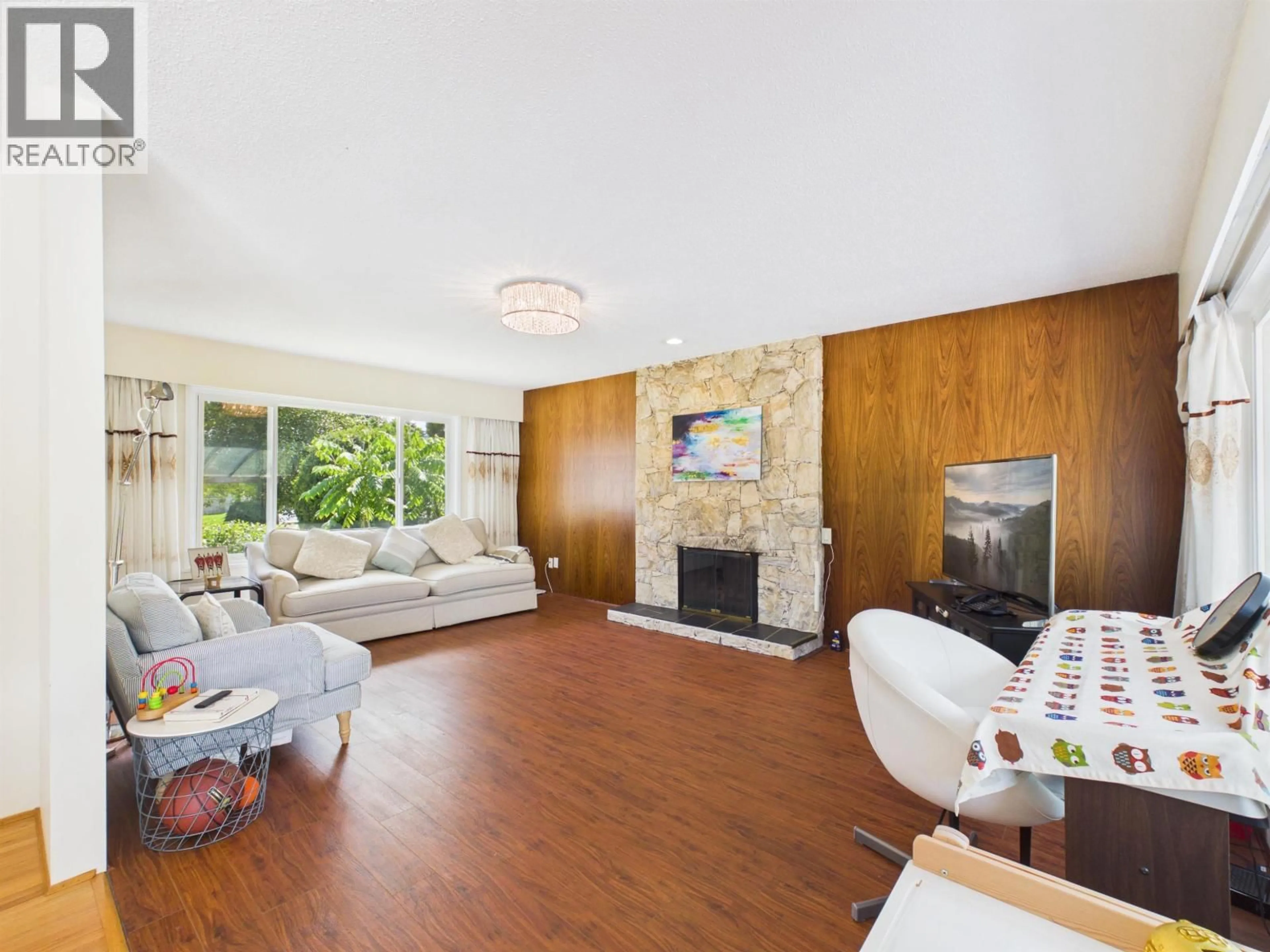 Living room with furniture, wood/laminate floor for 6119 SERVICE STREET, Burnaby British Columbia V5H1V7