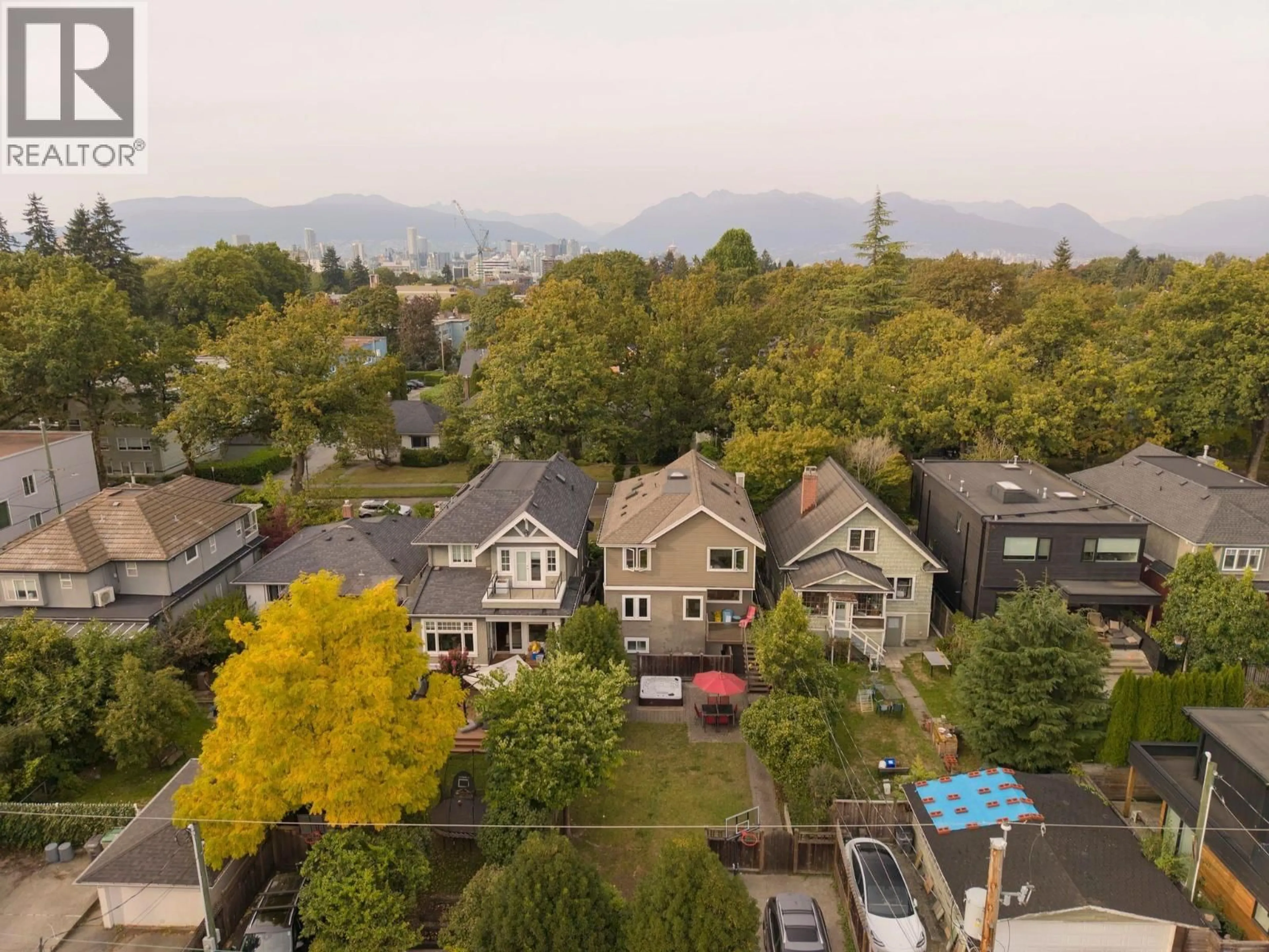 A pic from outside/outdoor area/front of a property/back of a property/a pic from drone, mountain view for 462 22ND AVENUE, Vancouver British Columbia V5Y2G5