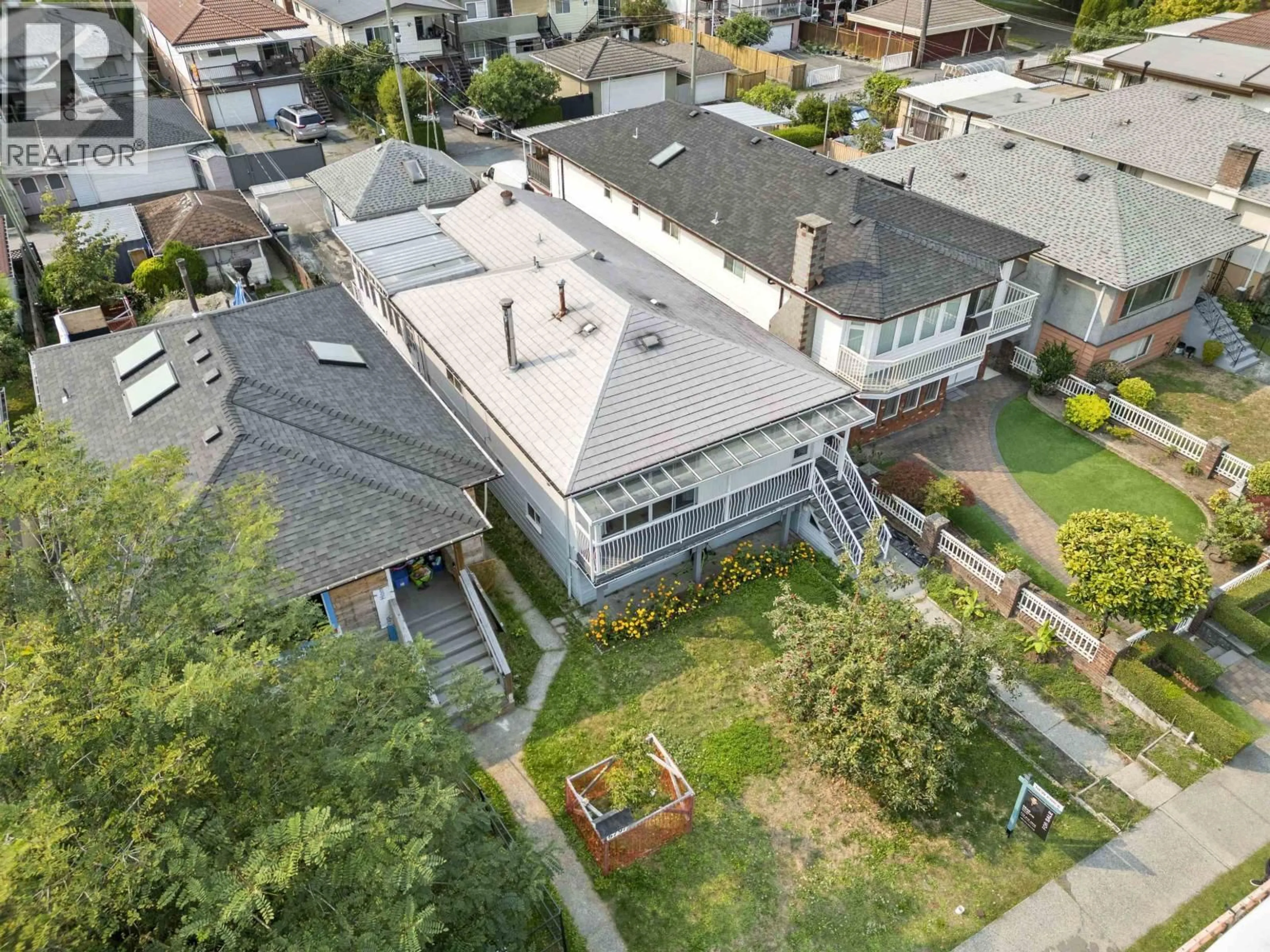 A pic from outside/outdoor area/front of a property/back of a property/a pic from drone, unknown for 6777 KERR STREET, Vancouver British Columbia V5S3C7