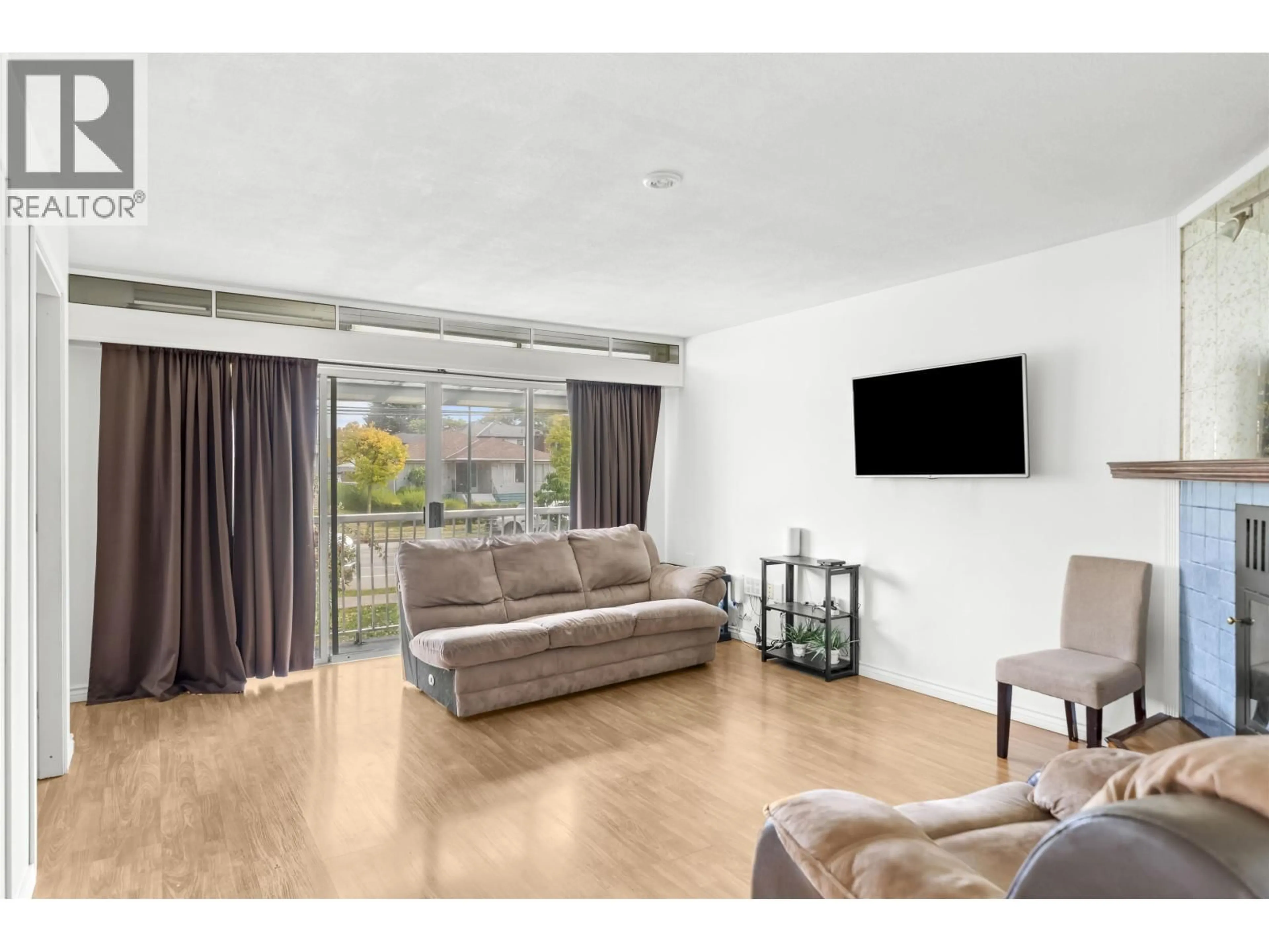 Living room with furniture, wood/laminate floor for 6777 KERR STREET, Vancouver British Columbia V5S3C7