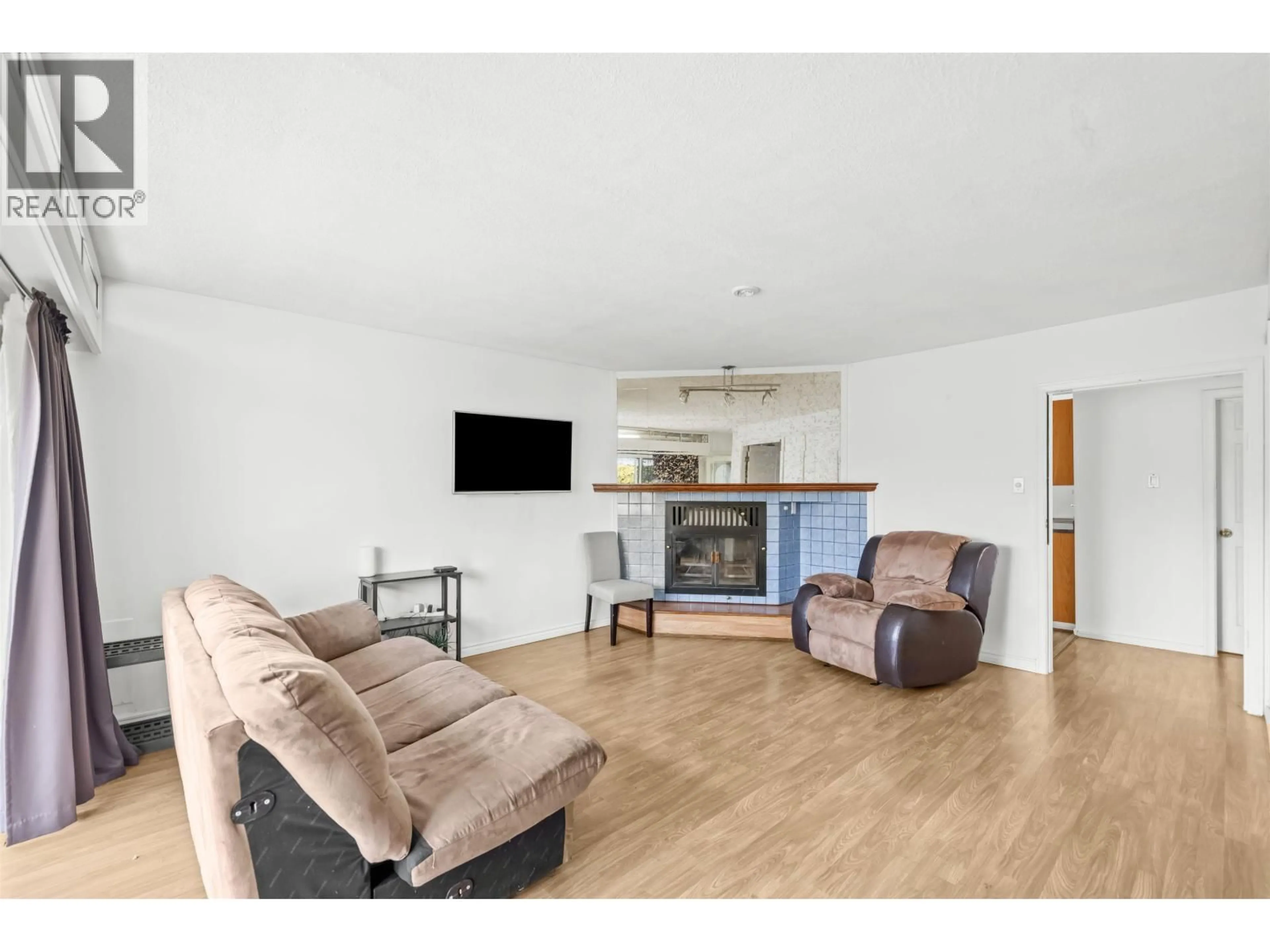 Living room with furniture, wood/laminate floor for 6777 KERR STREET, Vancouver British Columbia V5S3C7