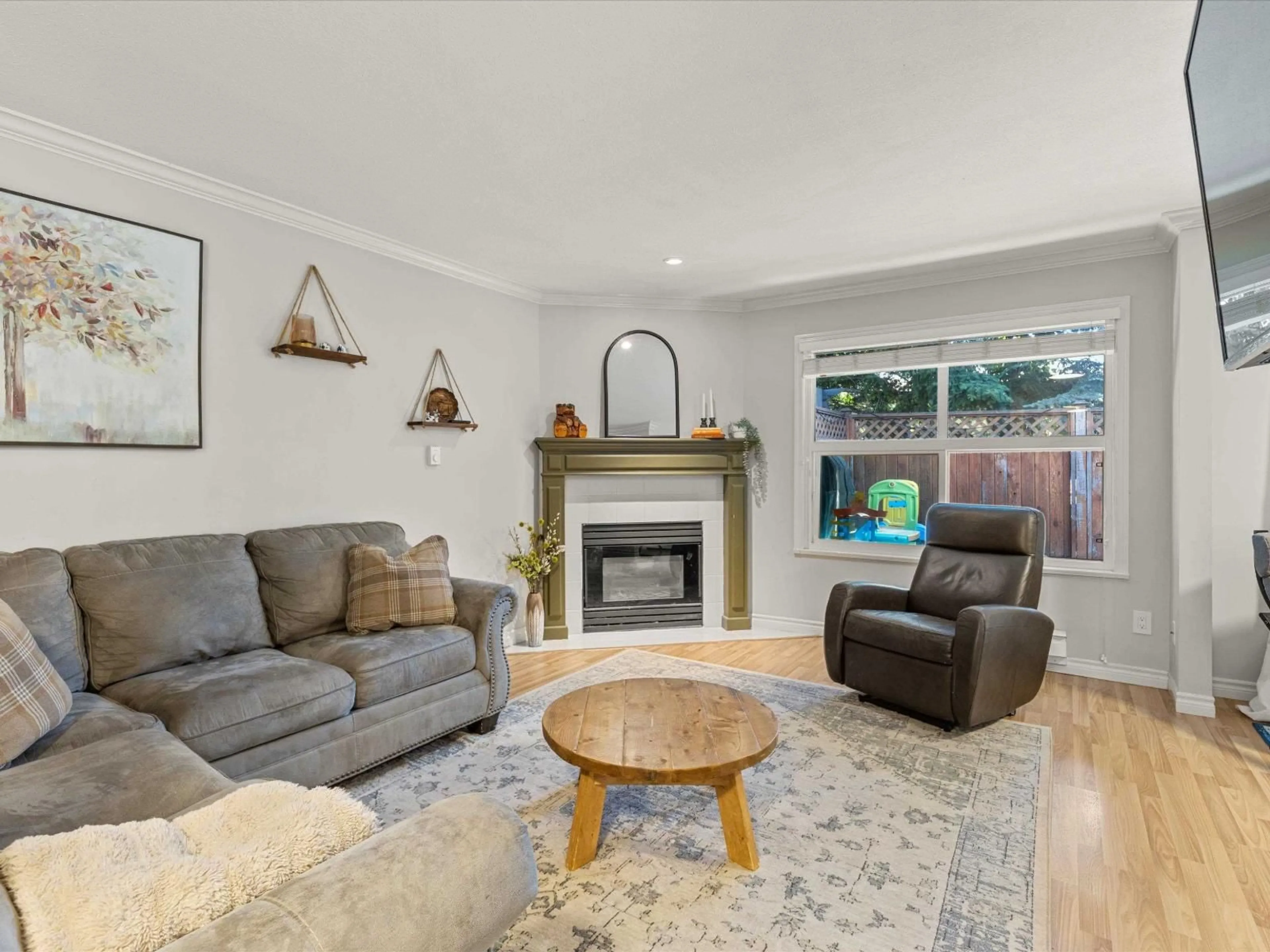 Living room with furniture, wood/laminate floor for 76 - 36060 OLD YALE ROAD, Abbotsford British Columbia V3G2E9