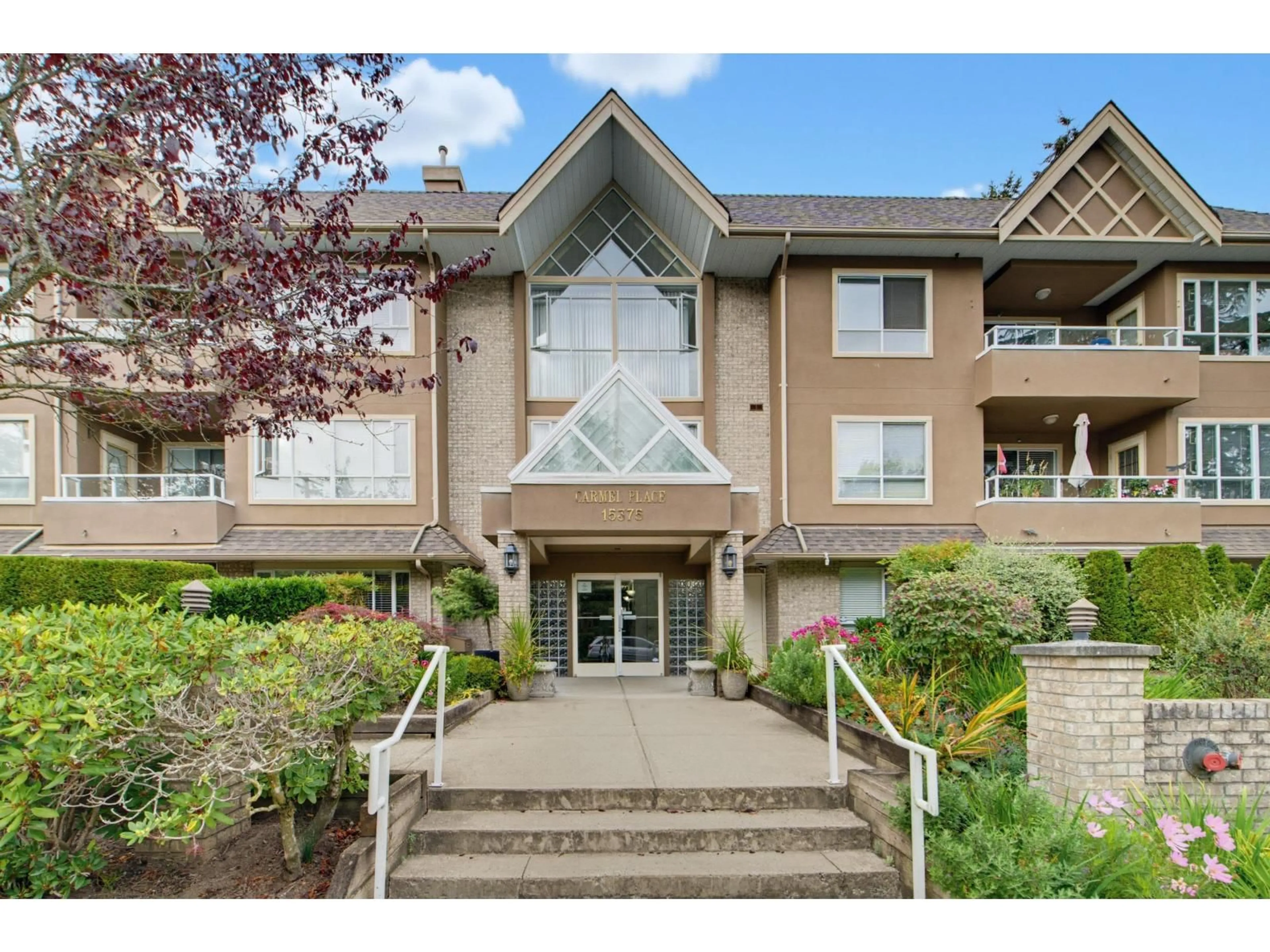 Indoor foyer for 203 - 15375 17 AVENUE, Surrey British Columbia V4A1T8