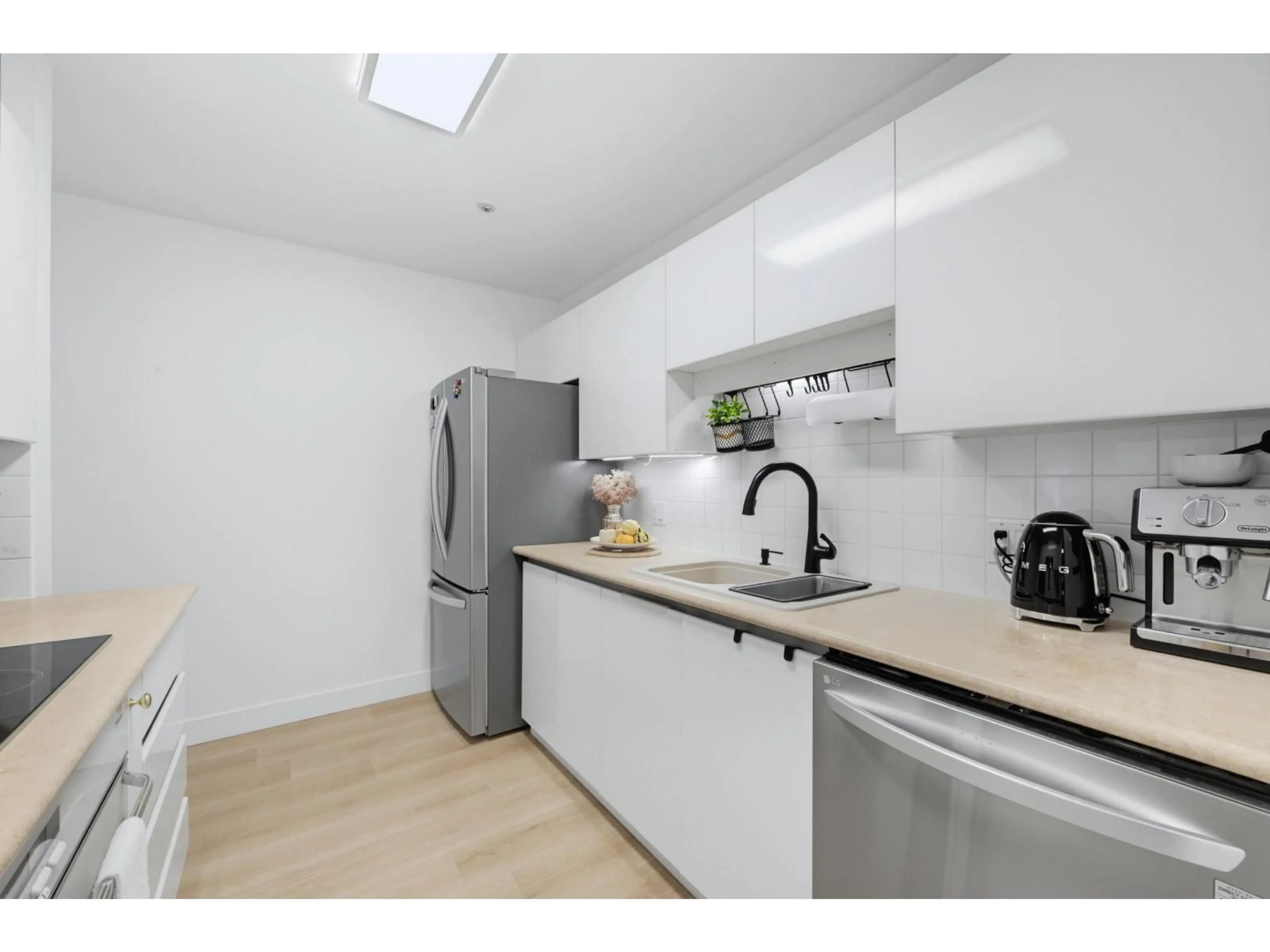 Standard kitchen, unknown for 203 - 15375 17 AVENUE, Surrey British Columbia V4A1T8