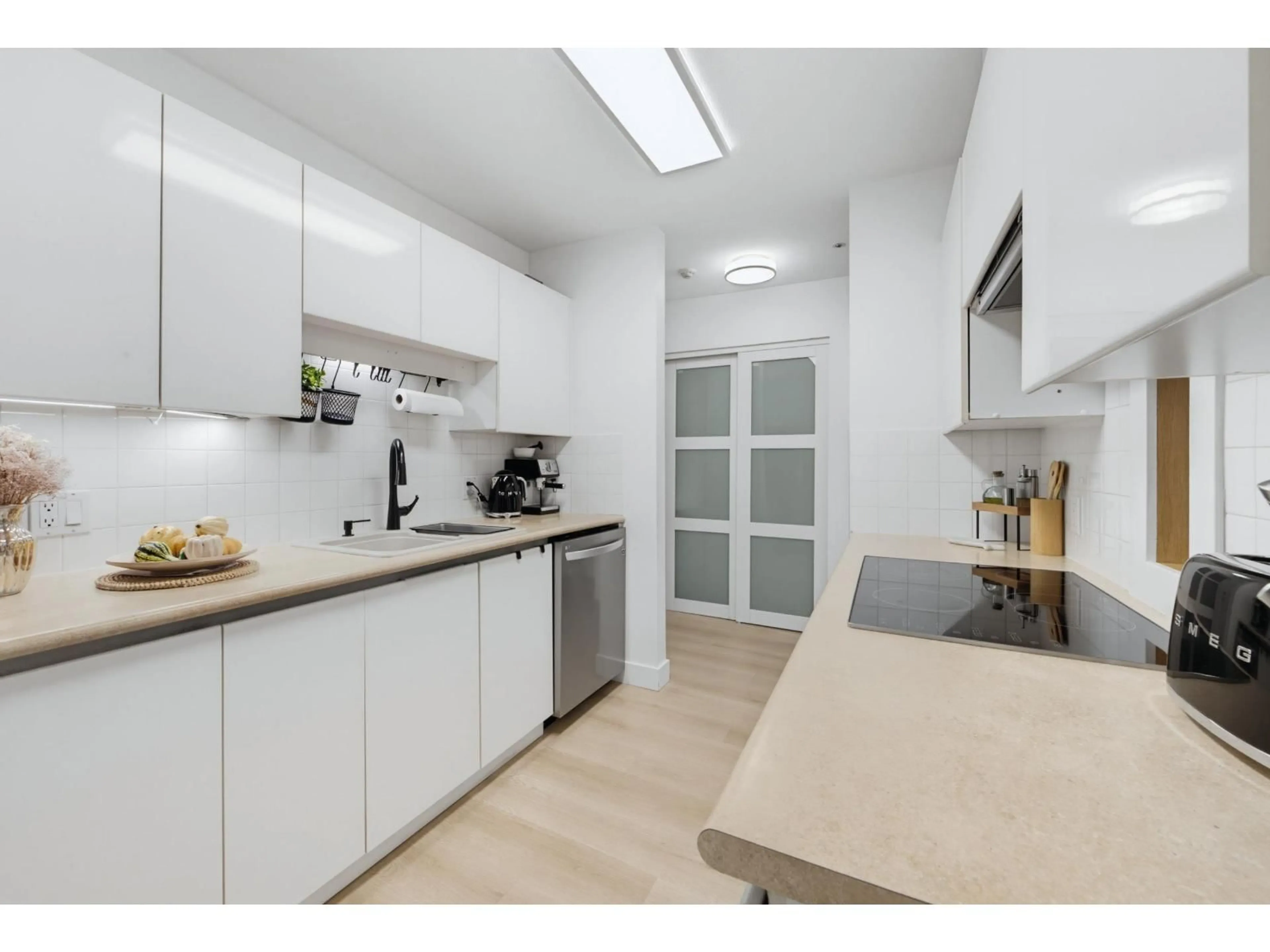 Standard kitchen, unknown for 203 - 15375 17 AVENUE, Surrey British Columbia V4A1T8