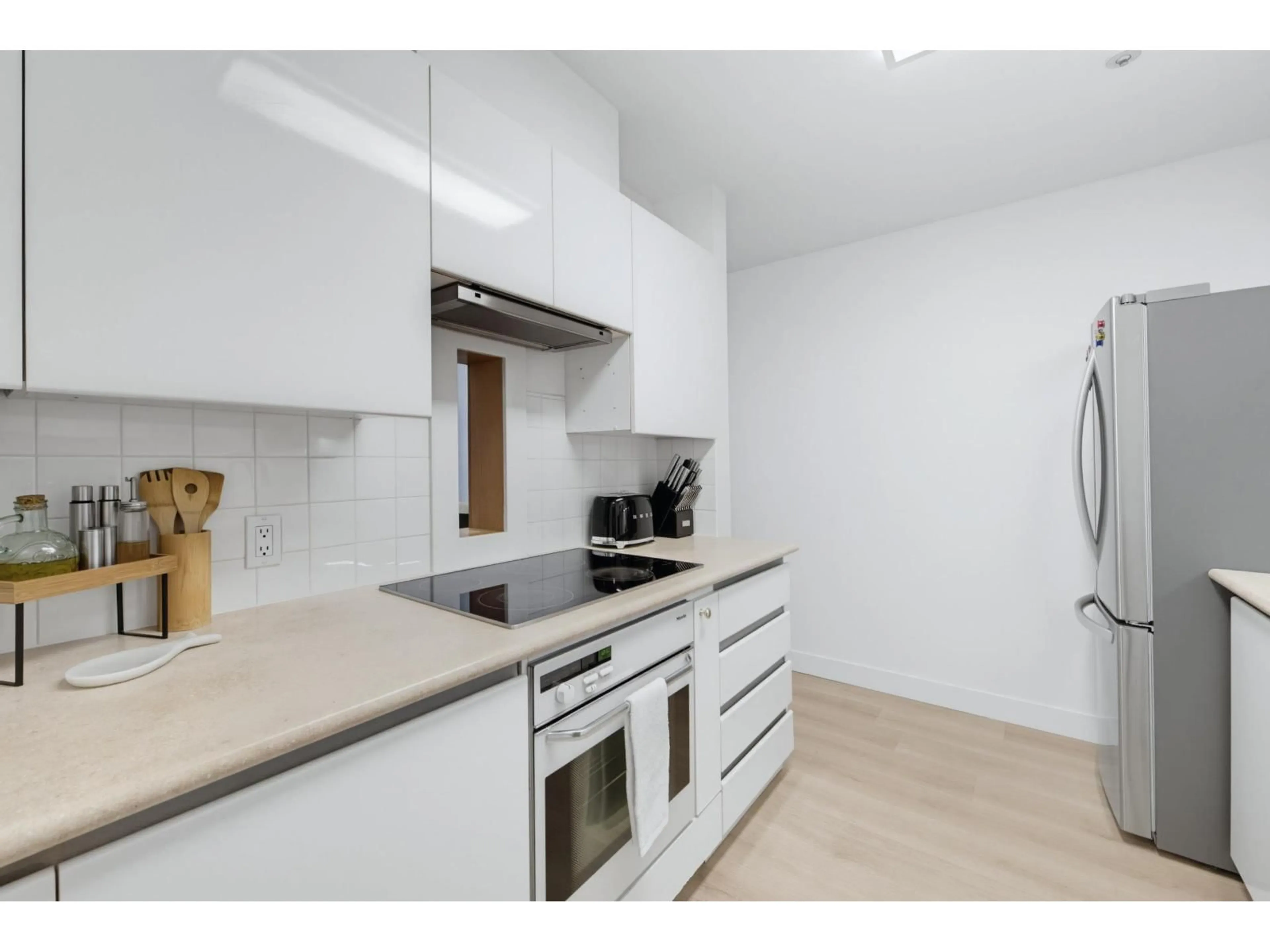 Standard kitchen, wood/laminate floor for 203 - 15375 17 AVENUE, Surrey British Columbia V4A1T8