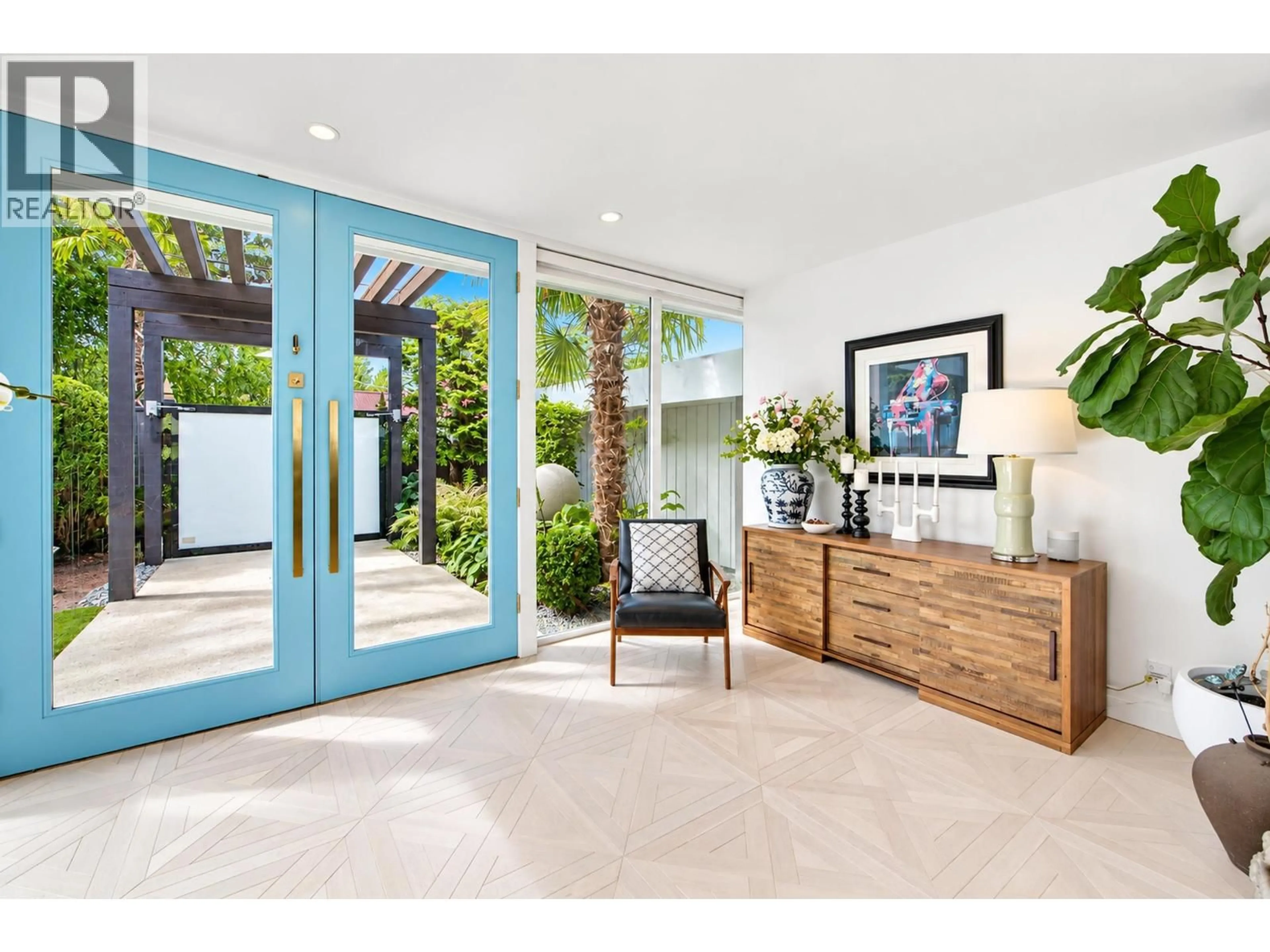Indoor entryway for 352 54 STREET, Delta British Columbia V4M3G5