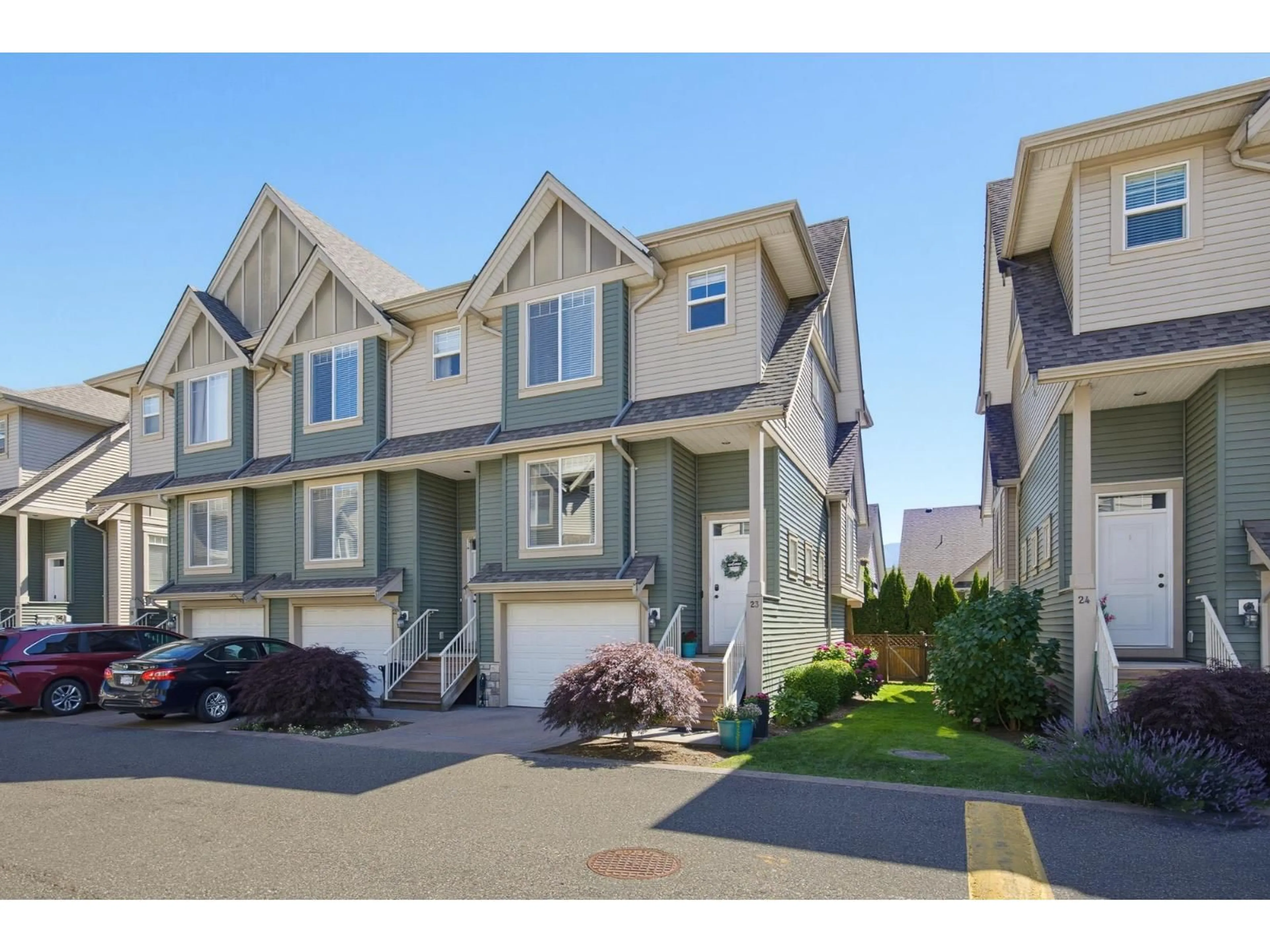 Home with vinyl exterior material, street for 23 - 6498 SOUTHDOWNE PLACE, Chilliwack British Columbia V2R0K3