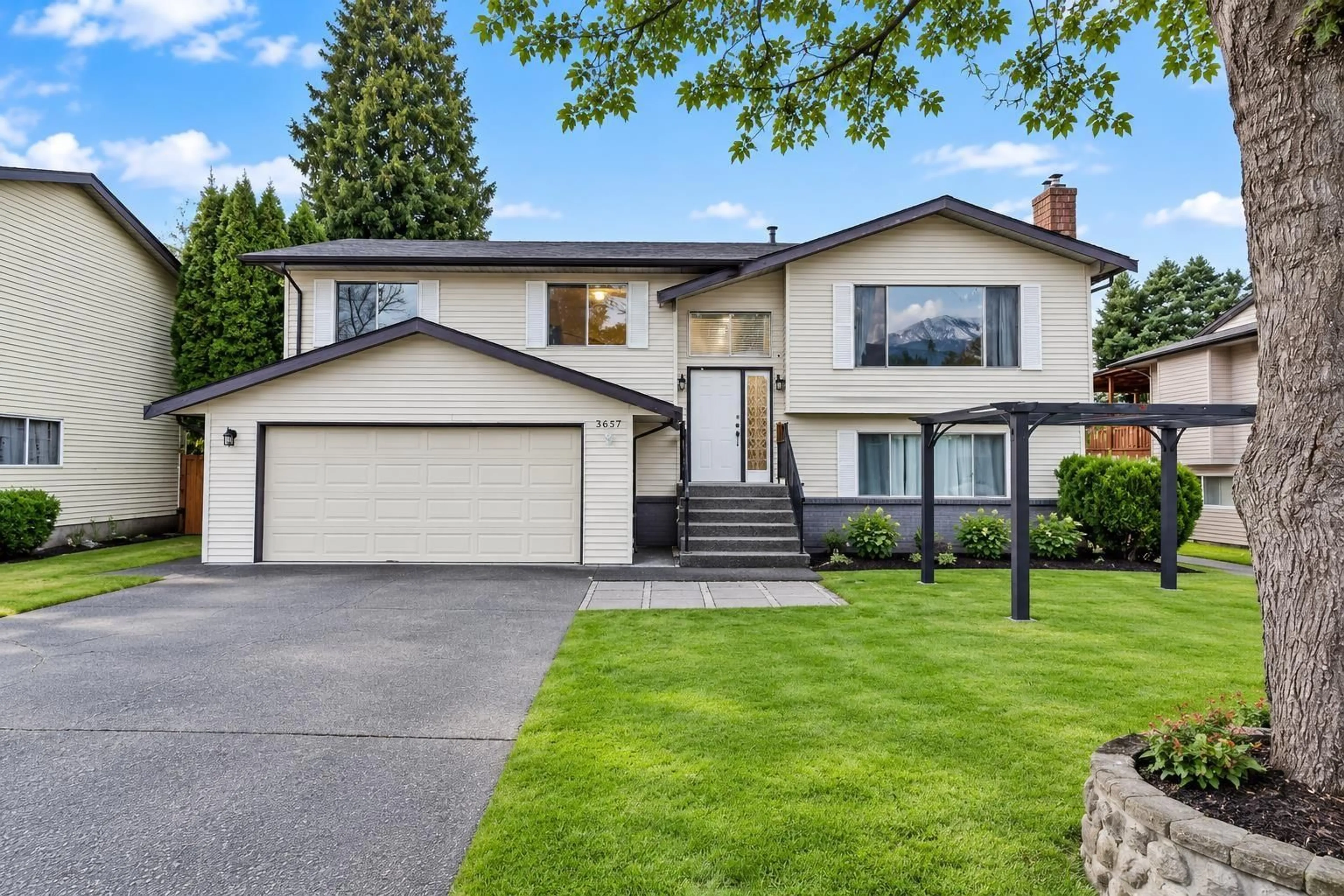 Home with vinyl exterior material, street for 3657 PERTH STREET, Abbotsford British Columbia V2S7A7