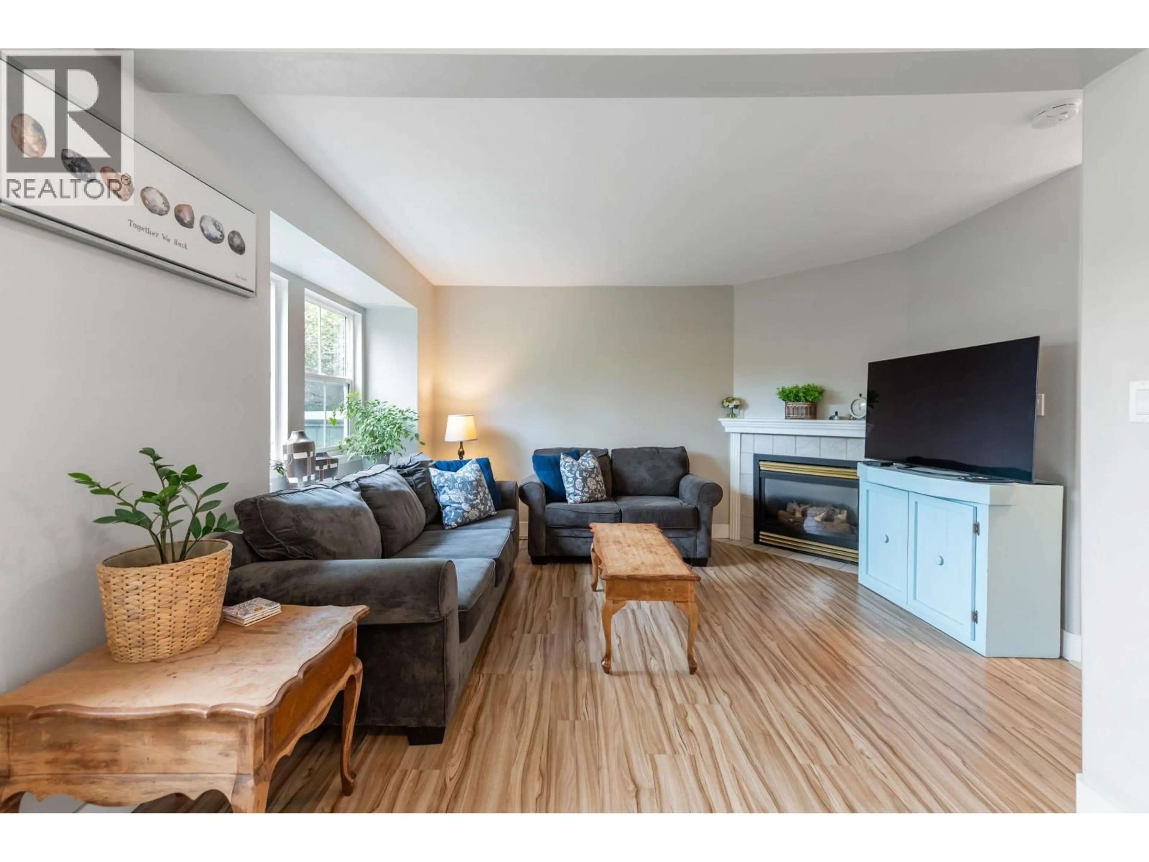 Living room with furniture, wood/laminate floor for 8 - 21015 118 AVENUE, Maple Ridge British Columbia V2X8B7