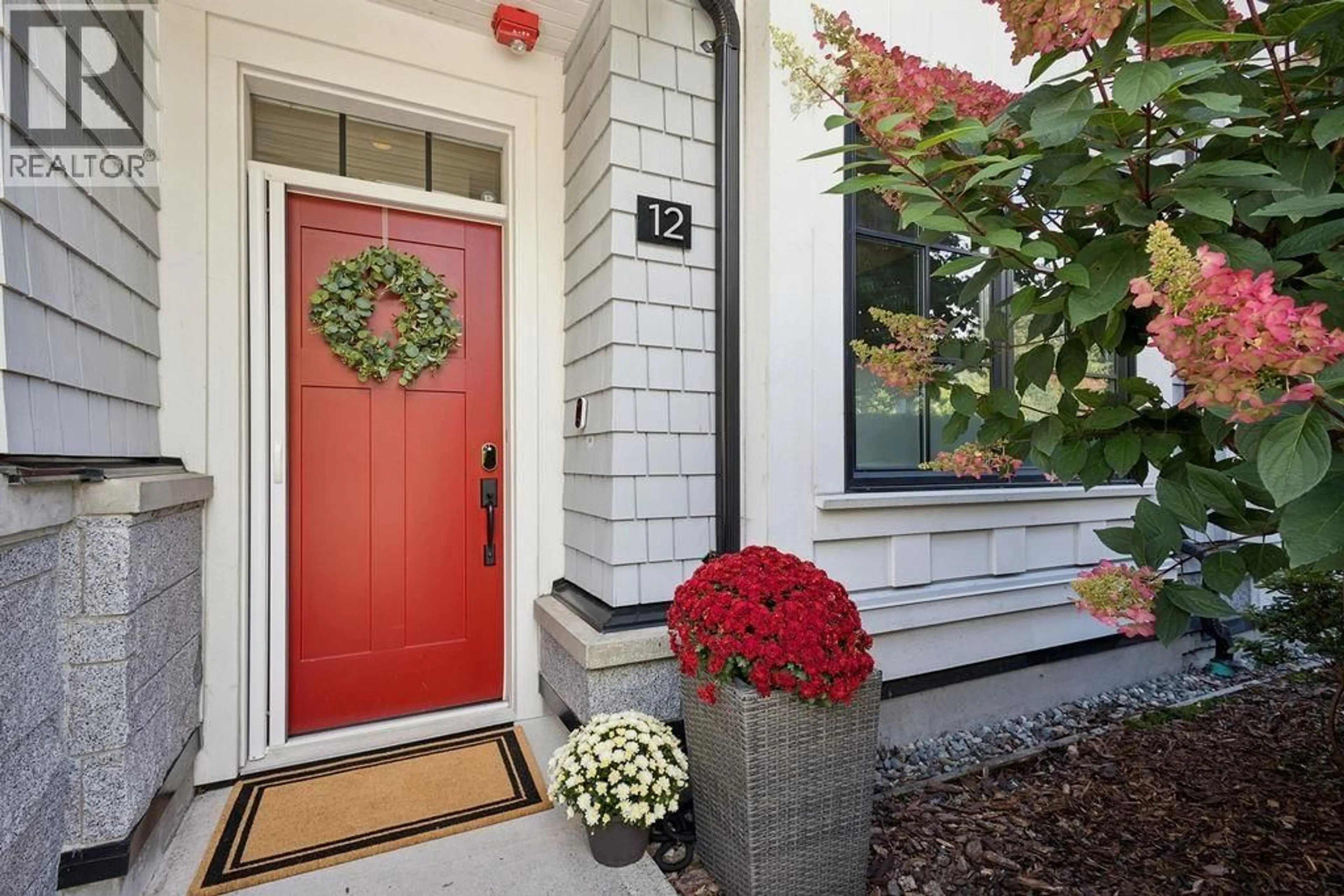 Indoor entryway for 12 - 1133 RIDGEWOOD DRIVE, North Vancouver British Columbia V7R0A4
