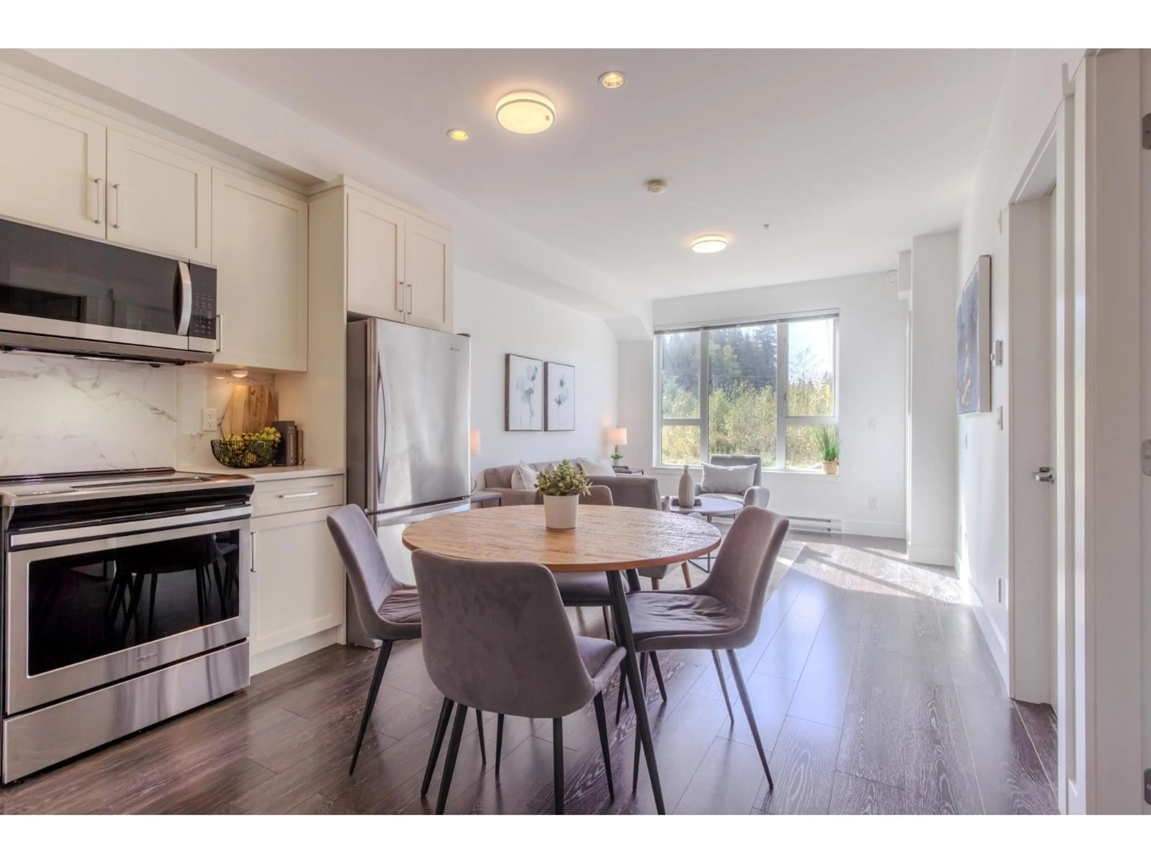 Open concept kitchen, wood/laminate floor for 309 - 9983 BARNSTON DRIVE EAST, Surrey British Columbia V4N6T3
