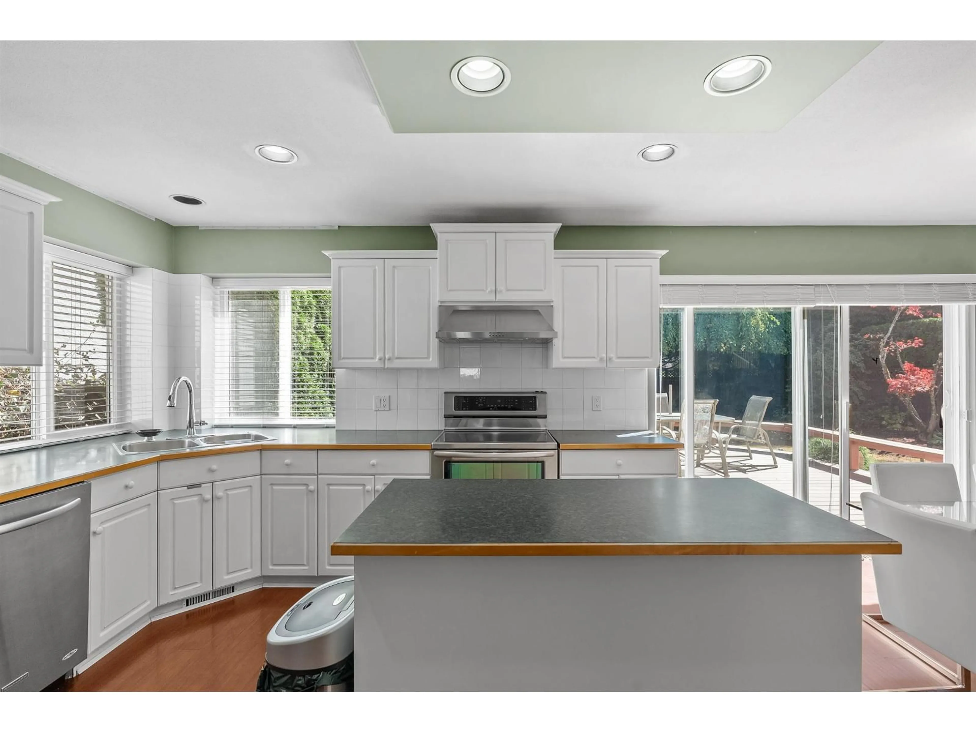 Open concept kitchen, ceramic/tile floor for 9252 206 STREET, Langley British Columbia V1M2W8