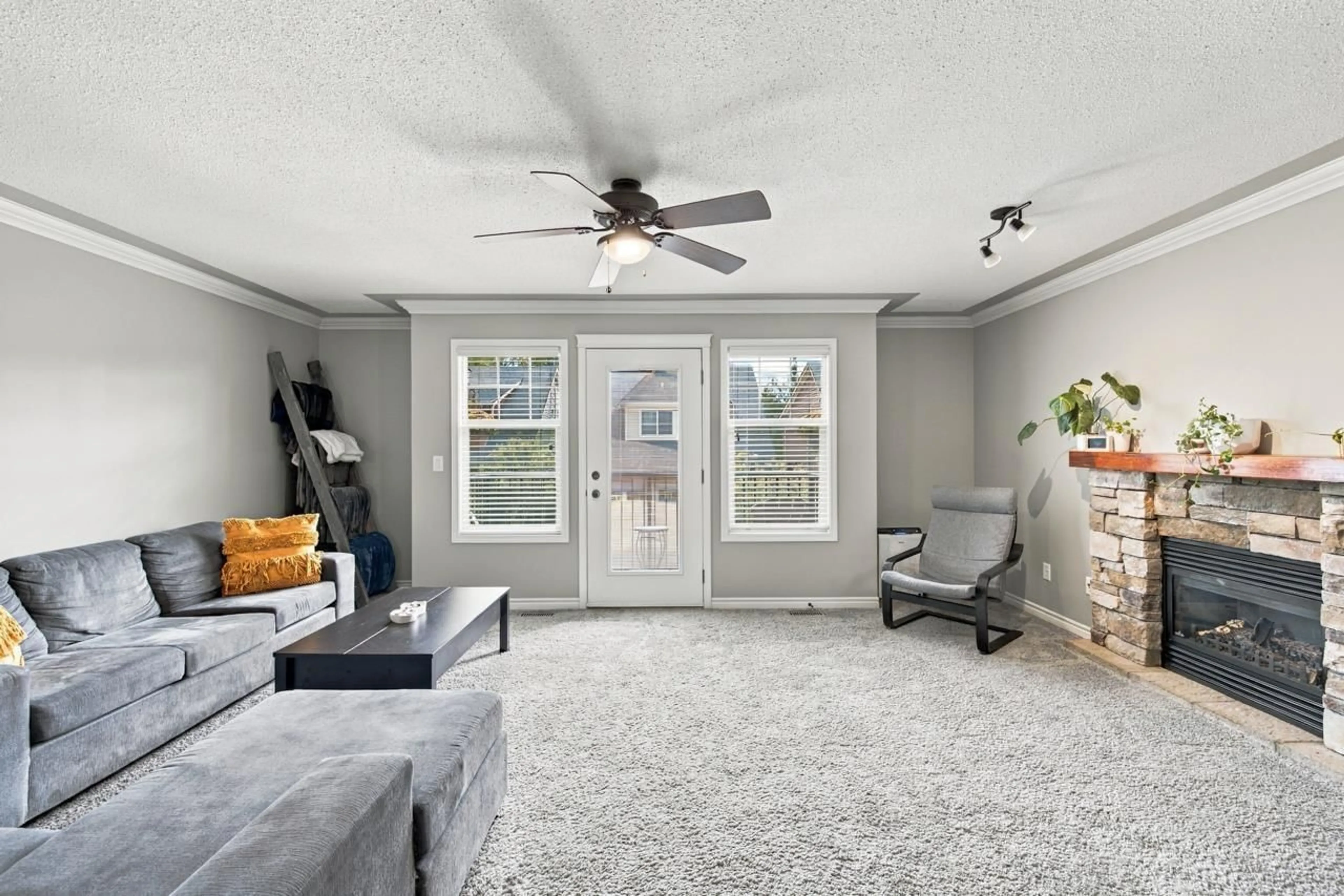 Living room with furniture, unknown for 38 - 36169 LOWER SUMAS MOUNTAIN ROAD, Abbotsford British Columbia V3G0B5