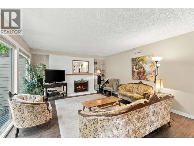1063 HERITAGE BOULEVARD, North Vancouver 2