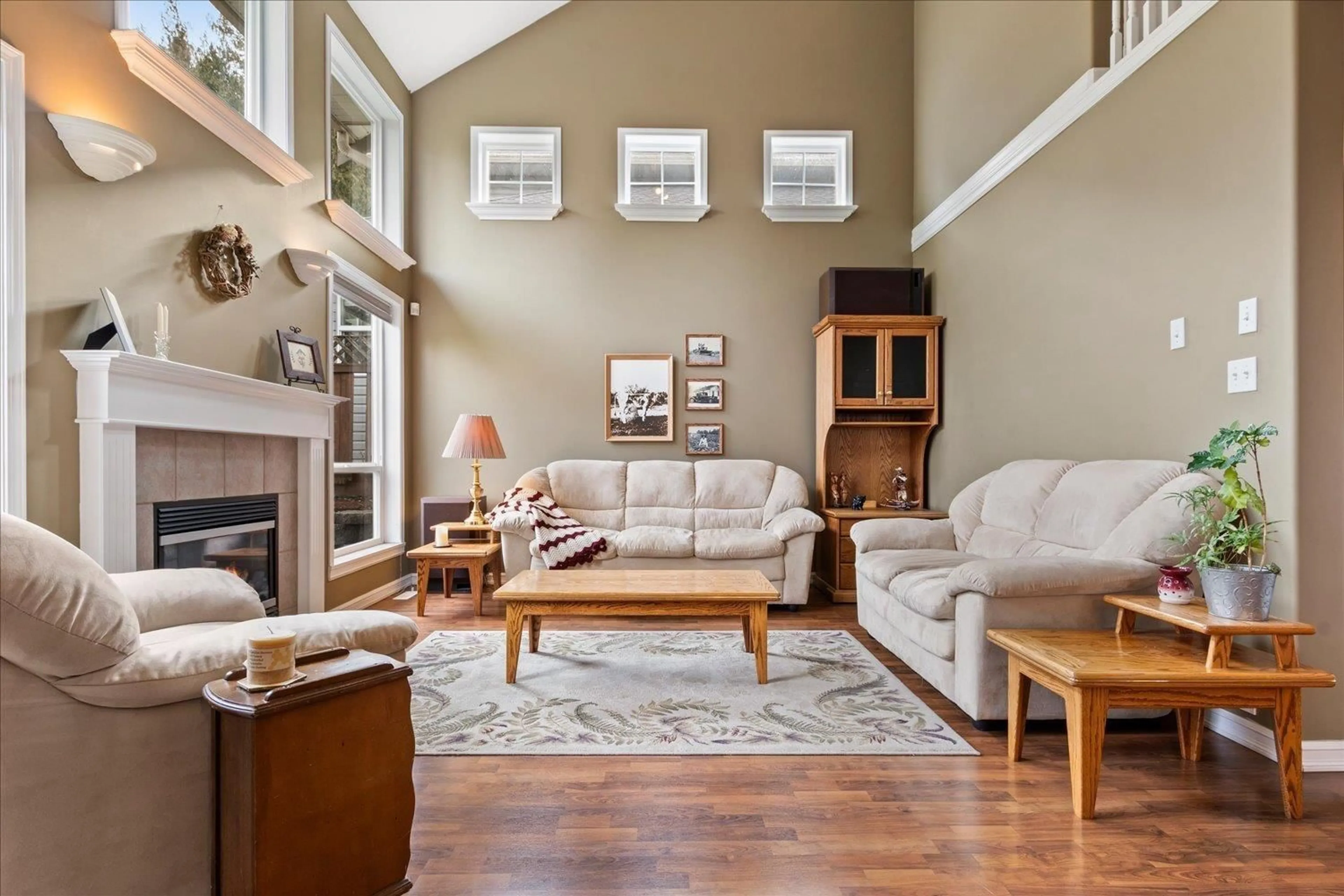 Living room with furniture, wood/laminate floor for 46514 LEAR DRIVE, Chilliwack British Columbia V2R5P6