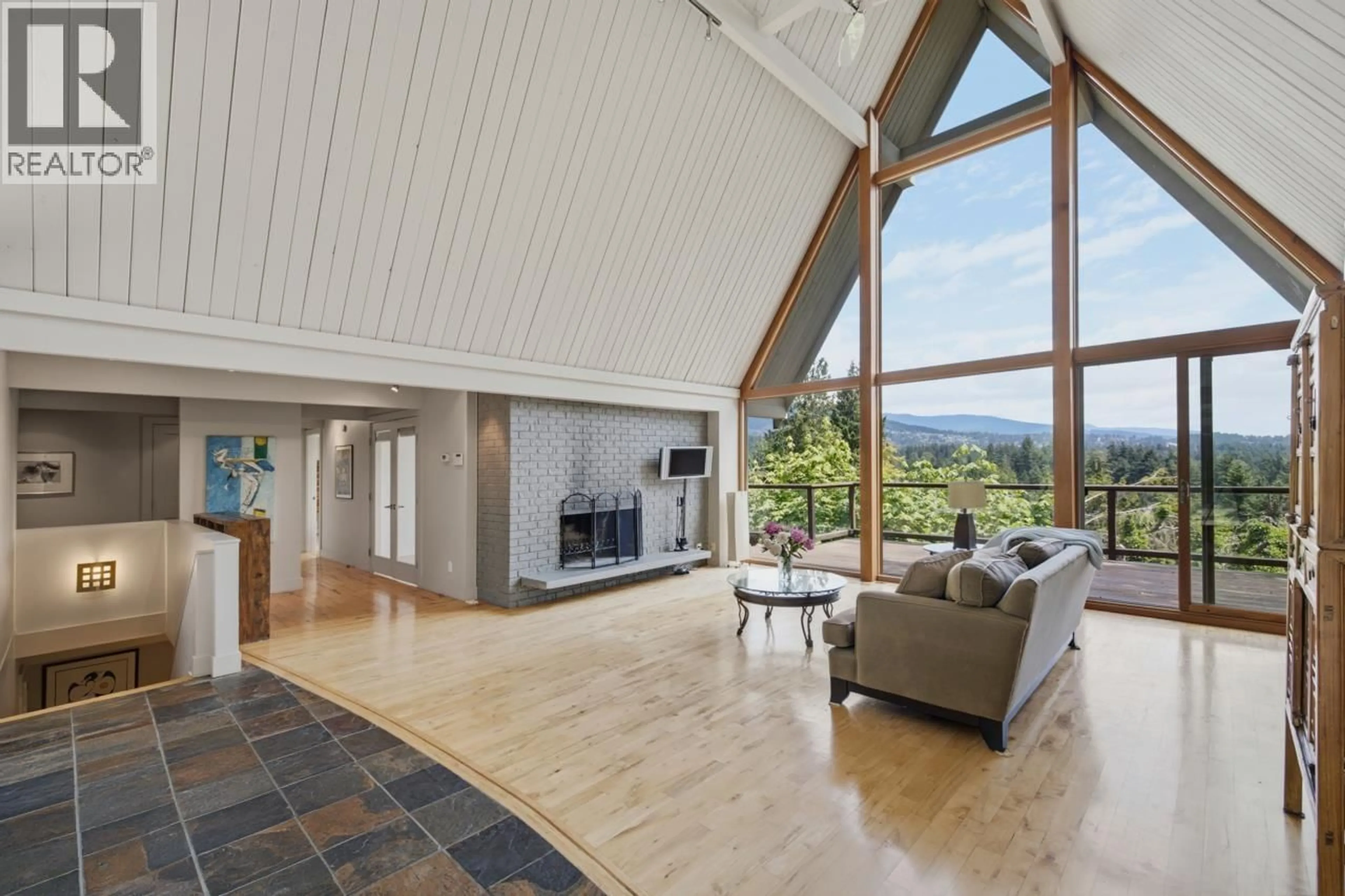 Indoor foyer for 820 YOUNETTE DRIVE, West Vancouver British Columbia V7T1S9