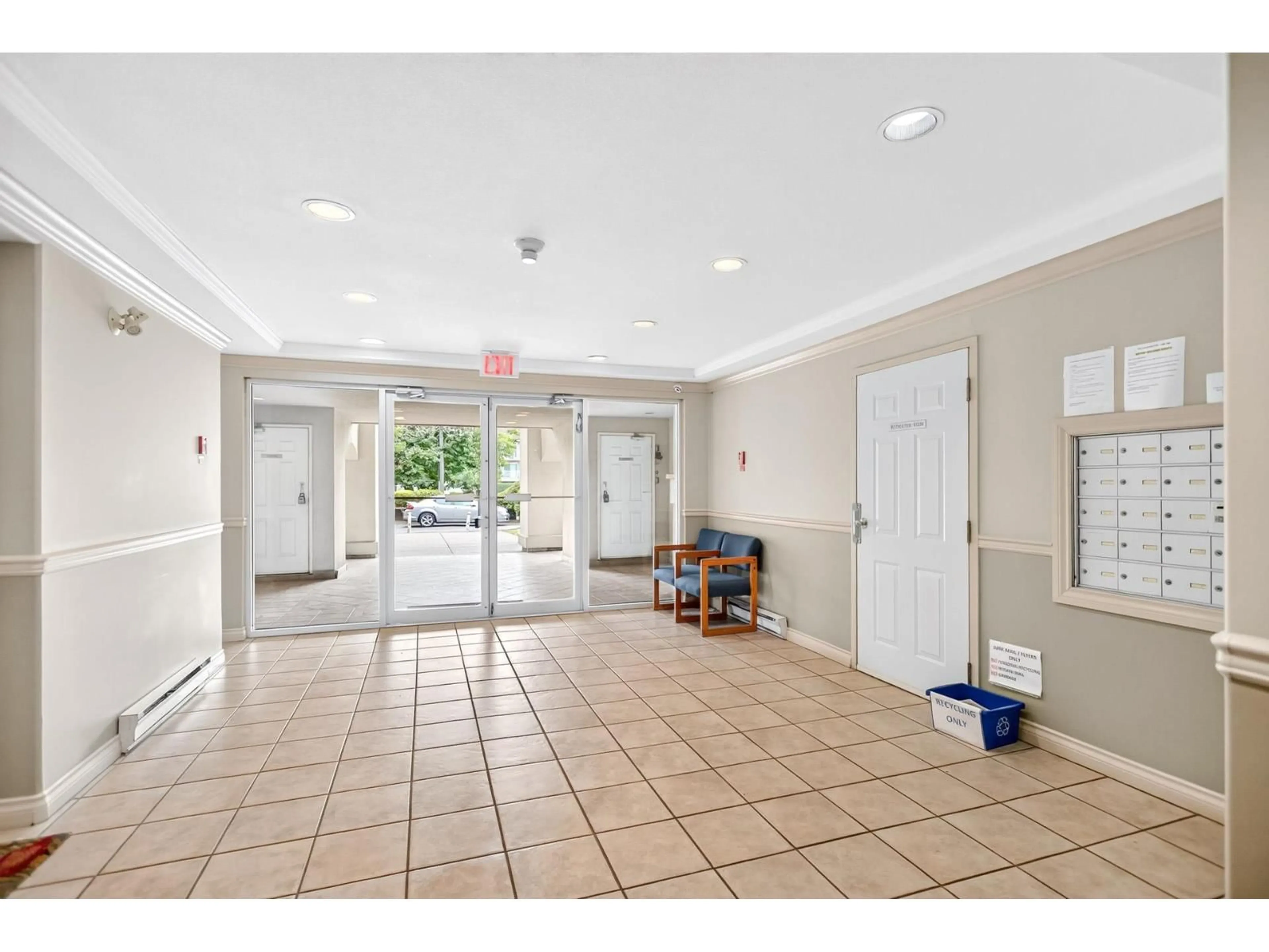 Indoor foyer for 206 - 33675 MARSHALL ROAD, Abbotsford British Columbia V2S1L4