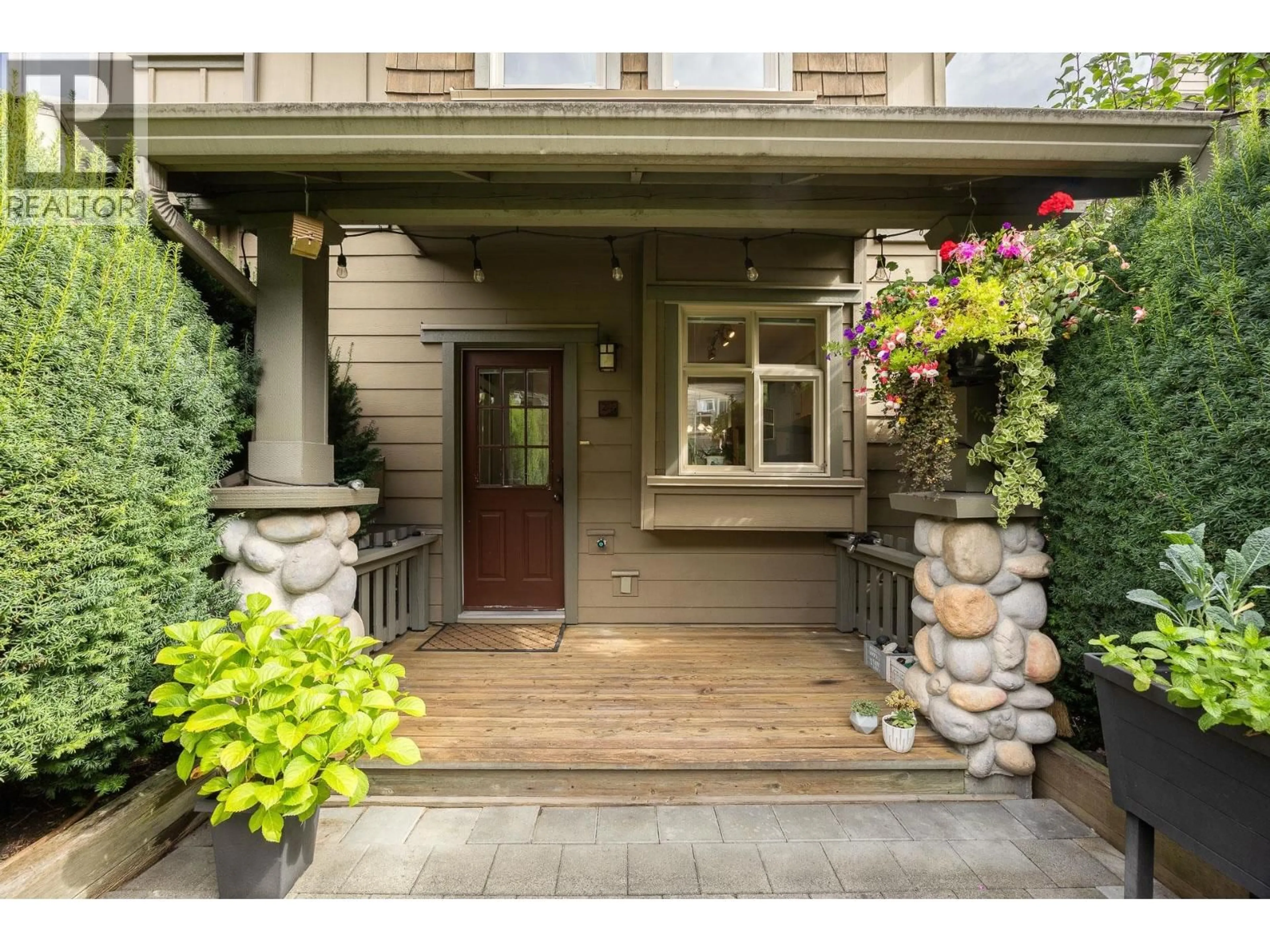Indoor entryway for 237 - 18 JACK MAHONY PLACE, New Westminster British Columbia V3L5V8