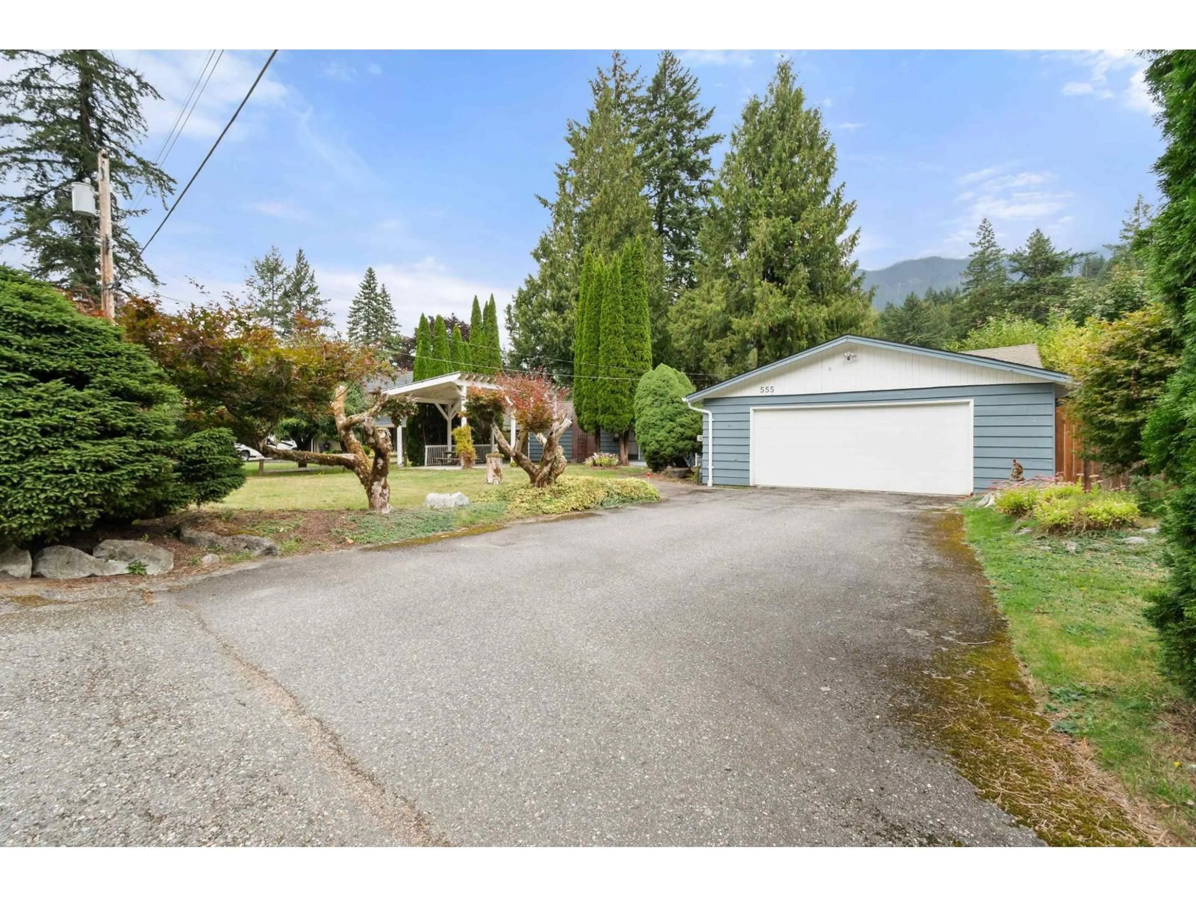 A pic from outside/outdoor area/front of a property/back of a property/a pic from drone, street for 555 GLENAIRE DRIVE, Hope British Columbia V0X1L4