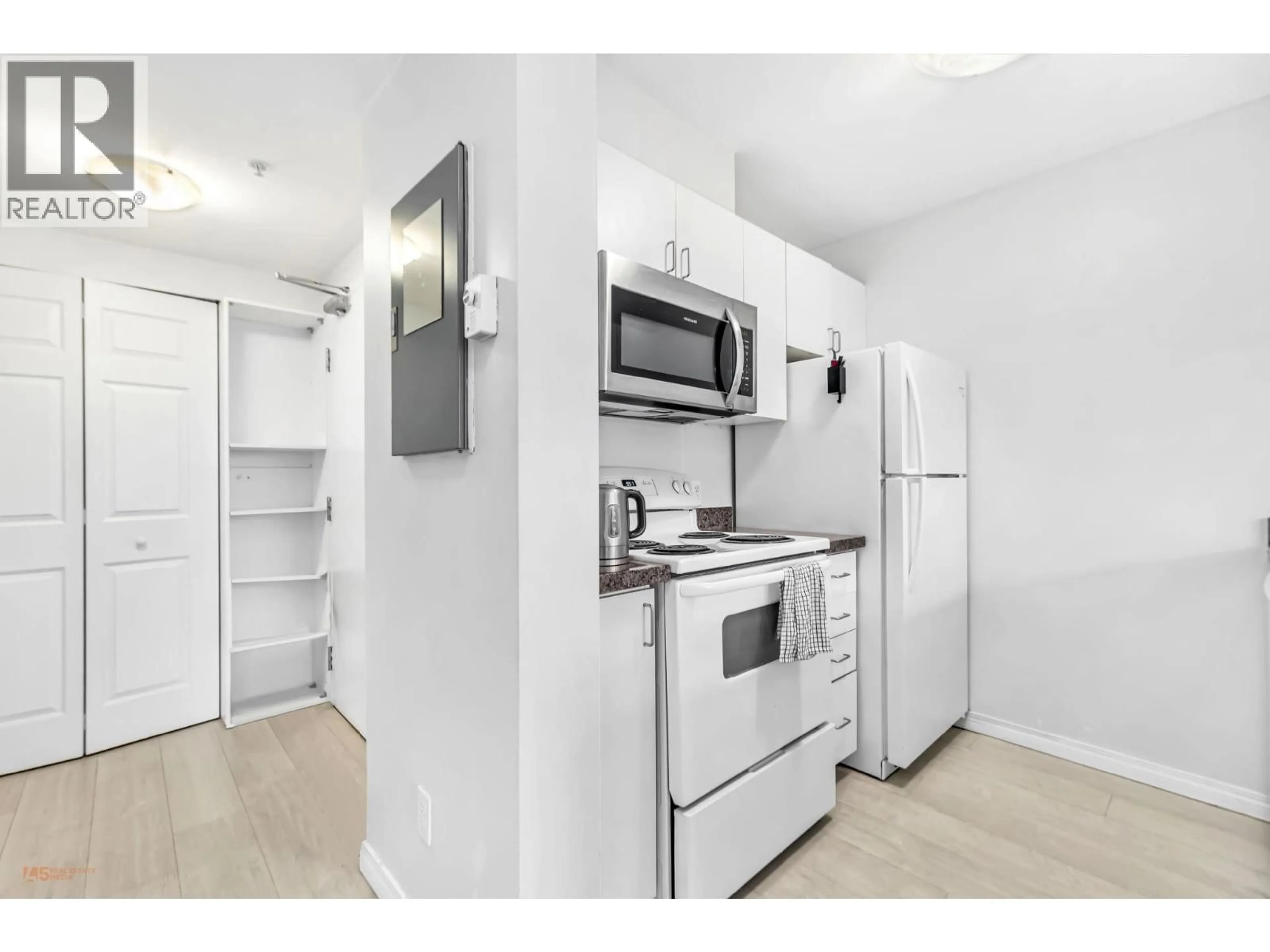 Standard kitchen, unknown for 2010 - 438 SEYMOUR STREET, Vancouver British Columbia V6B6H4