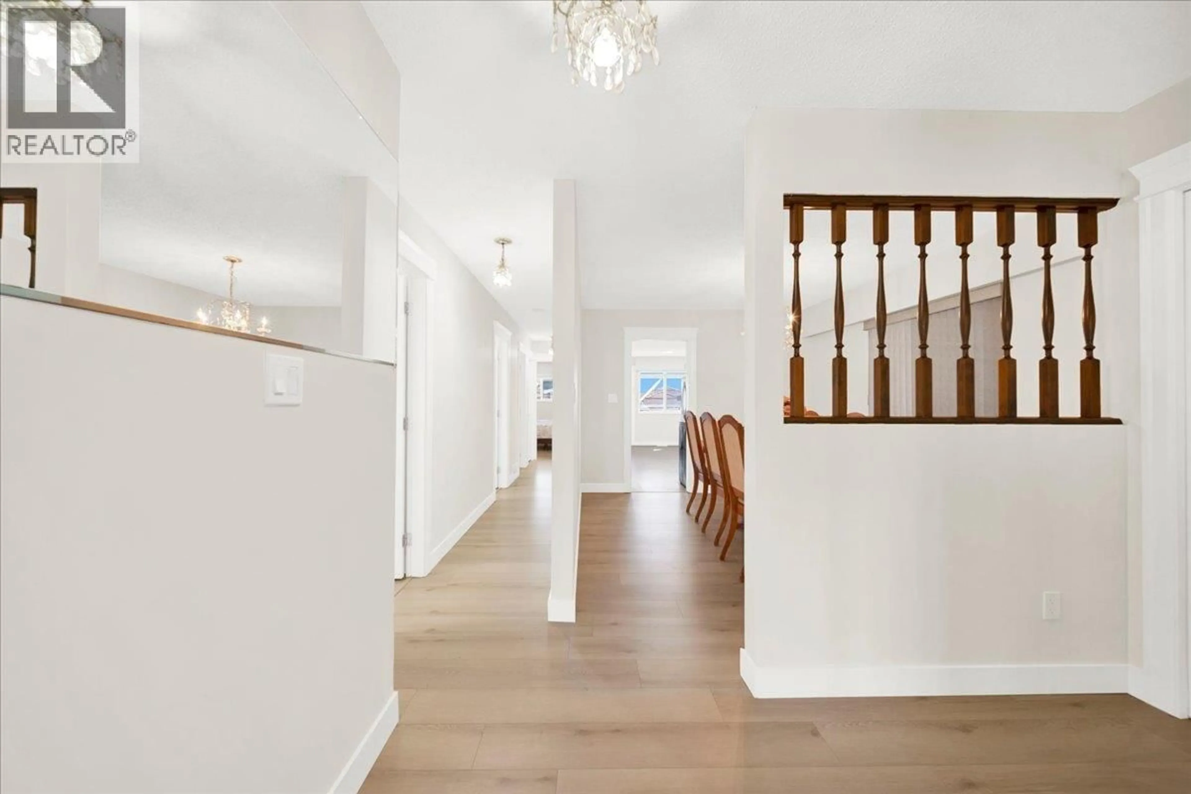Indoor foyer for 604 54TH AVENUE, Vancouver British Columbia V5X1L6