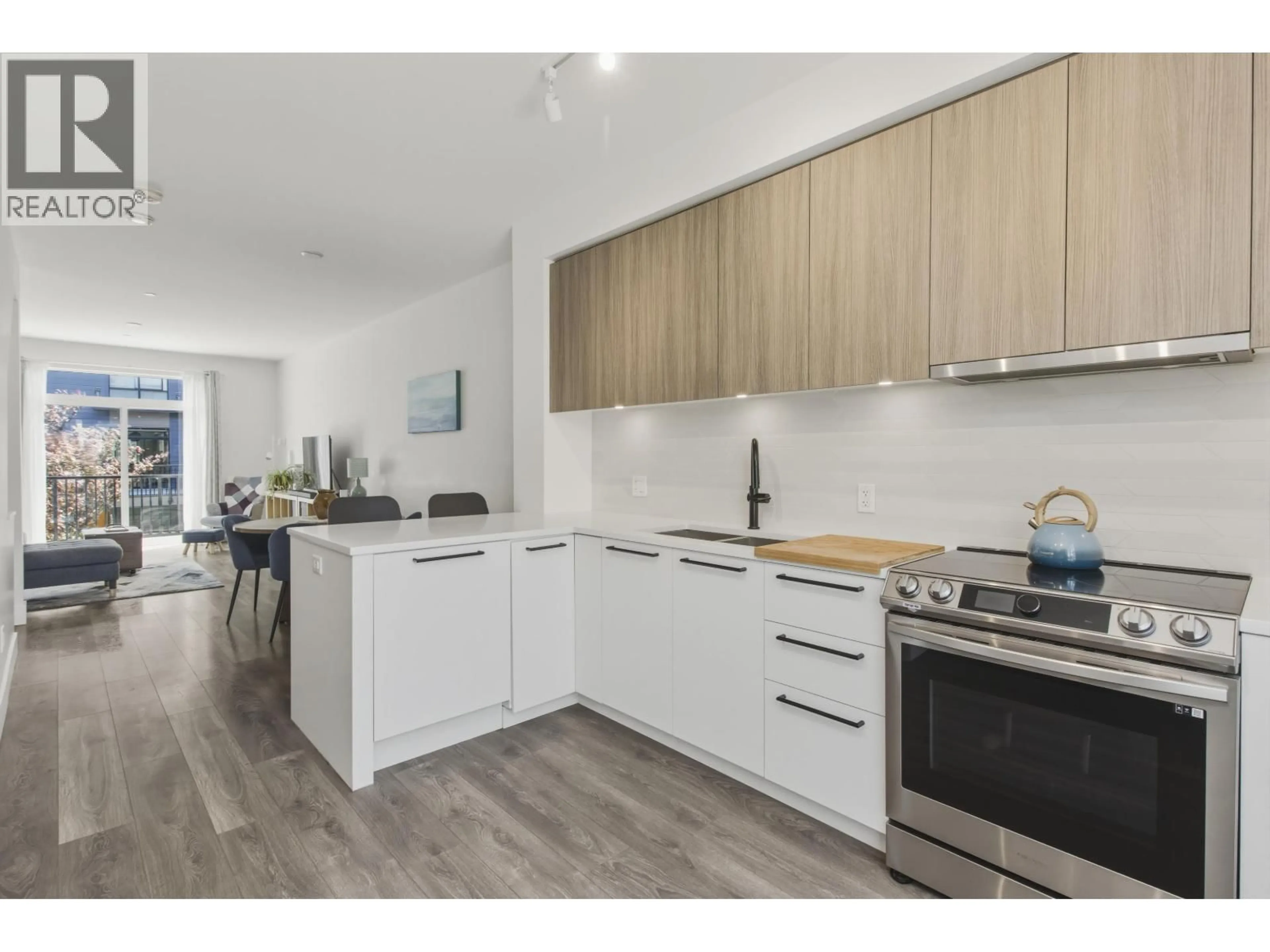 Open concept kitchen, wood/laminate floor for 1329 HALYARD PLACE, Squamish British Columbia V8B2A1