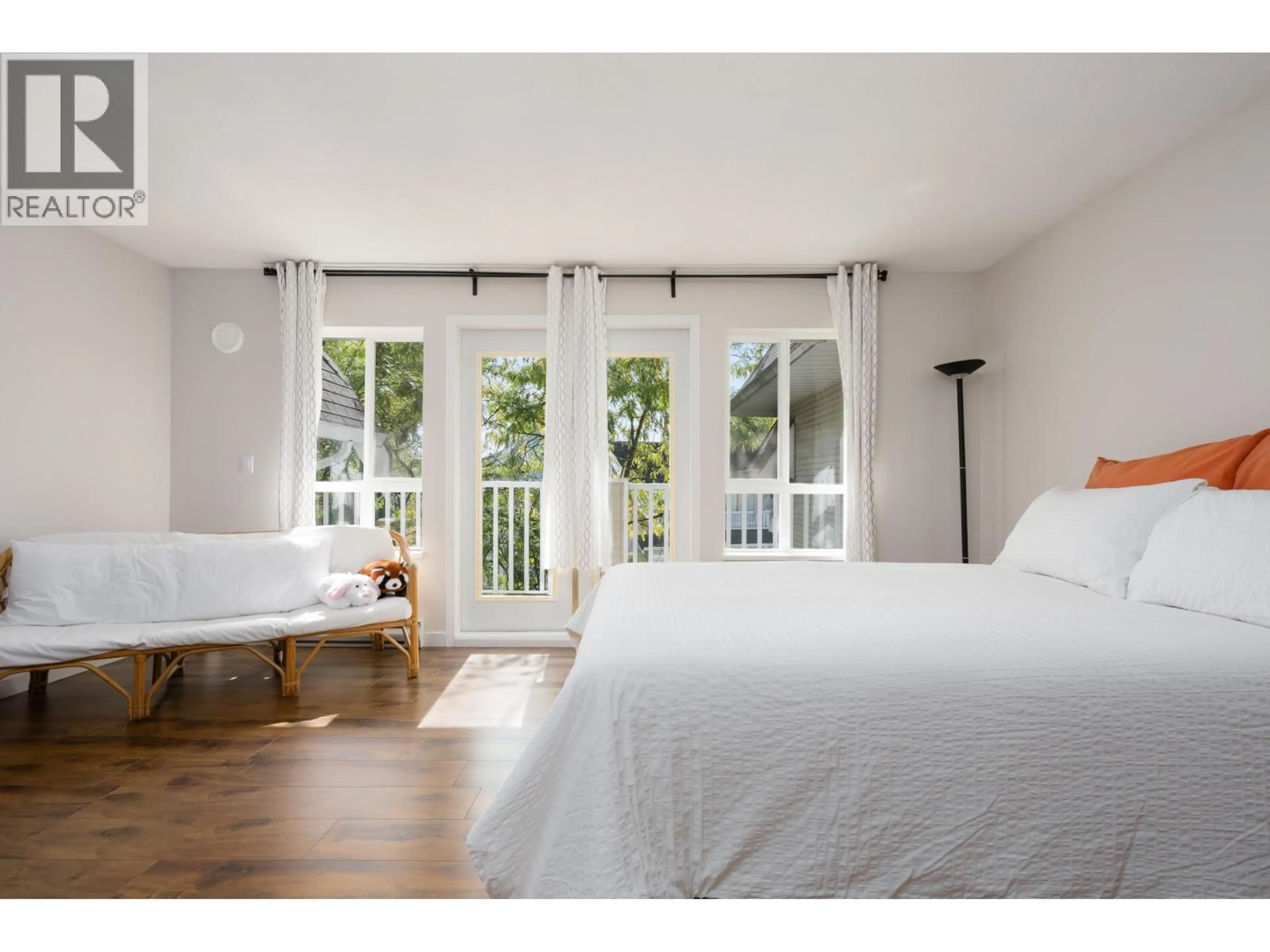 Bedroom with bed, wood/laminate floor for 54 - 6577 SOUTHOAKS CRESCENT, Burnaby British Columbia V5E4J9