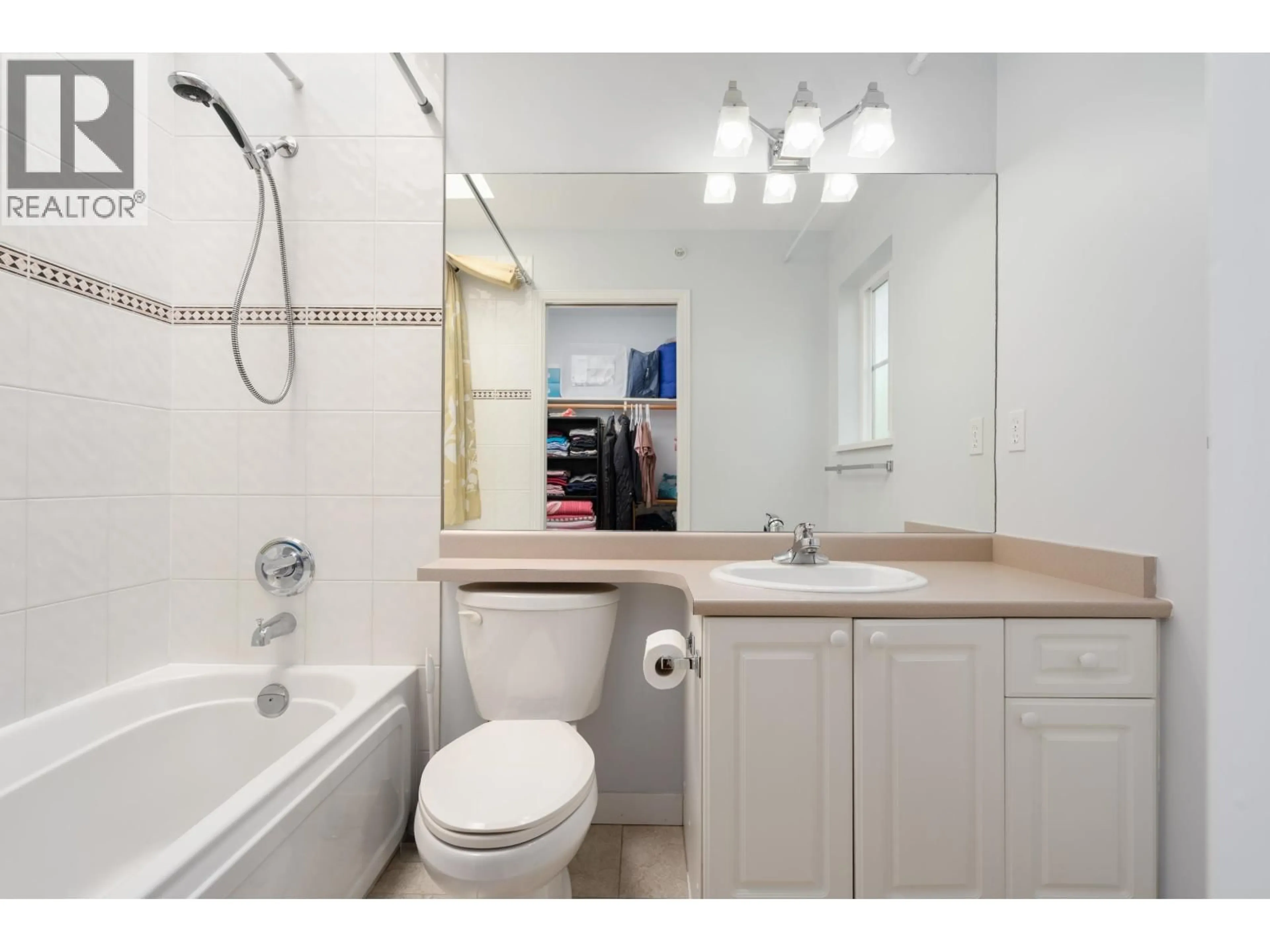 Standard bathroom, ceramic/tile floor for 54 - 6577 SOUTHOAKS CRESCENT, Burnaby British Columbia V5E4J9