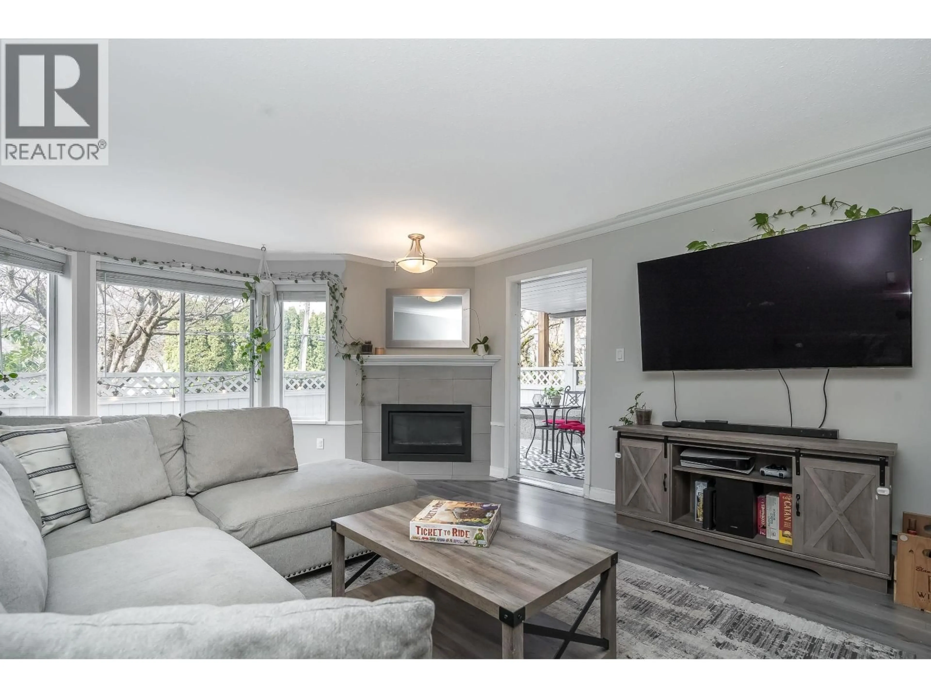 Living room with furniture, wood/laminate floor for 103 - 3088 FLINT STREET, Port Coquitlam British Columbia V3B4H5