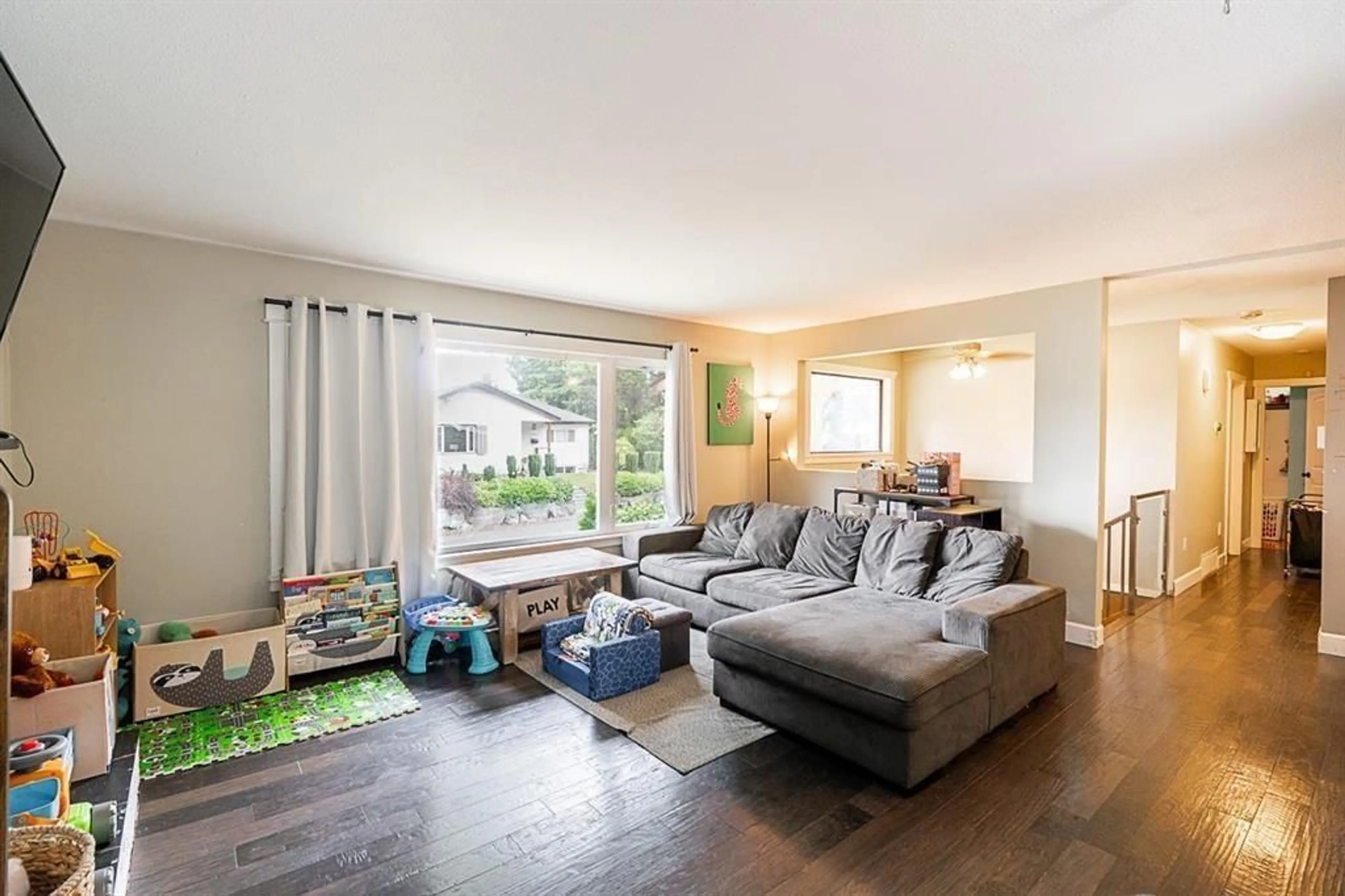 Living room with furniture, wood/laminate floor for 2224 MOULDSTADE ROAD, Abbotsford British Columbia V2S3X4