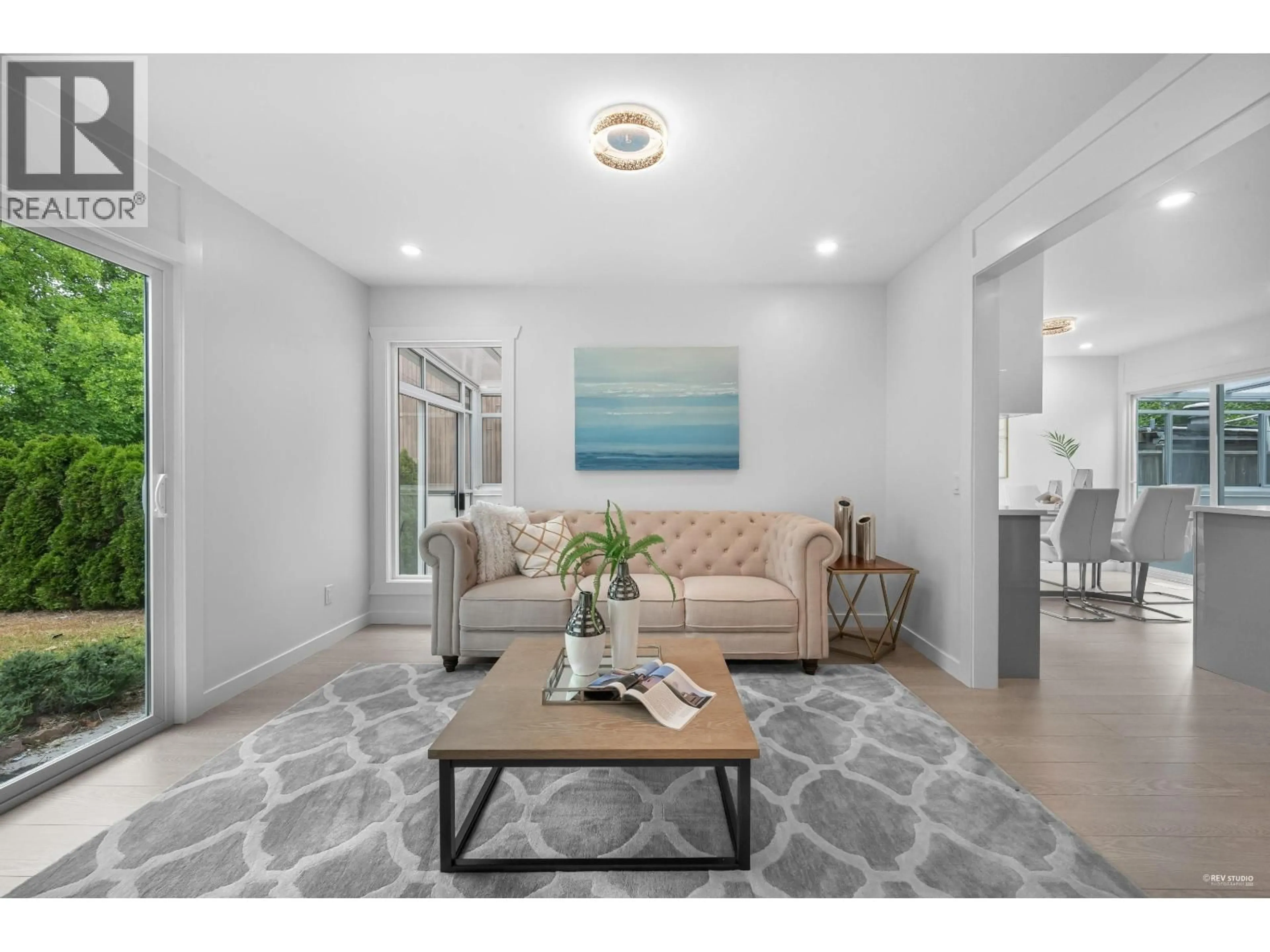 Living room with furniture, unknown for 6038 GILLEY AVENUE, Burnaby British Columbia V5H4B3