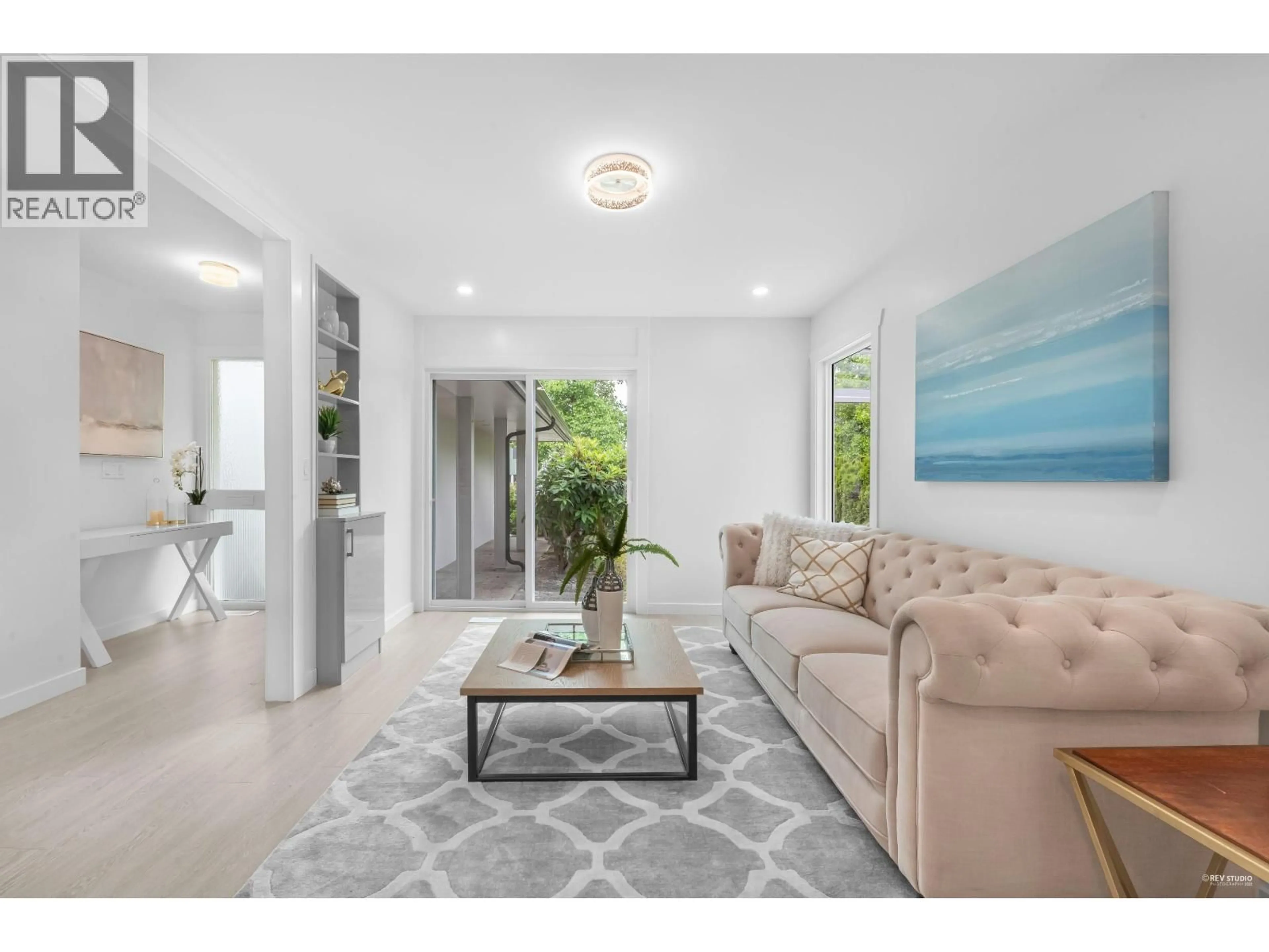 Living room with furniture, unknown for 6038 GILLEY AVENUE, Burnaby British Columbia V5H4B3