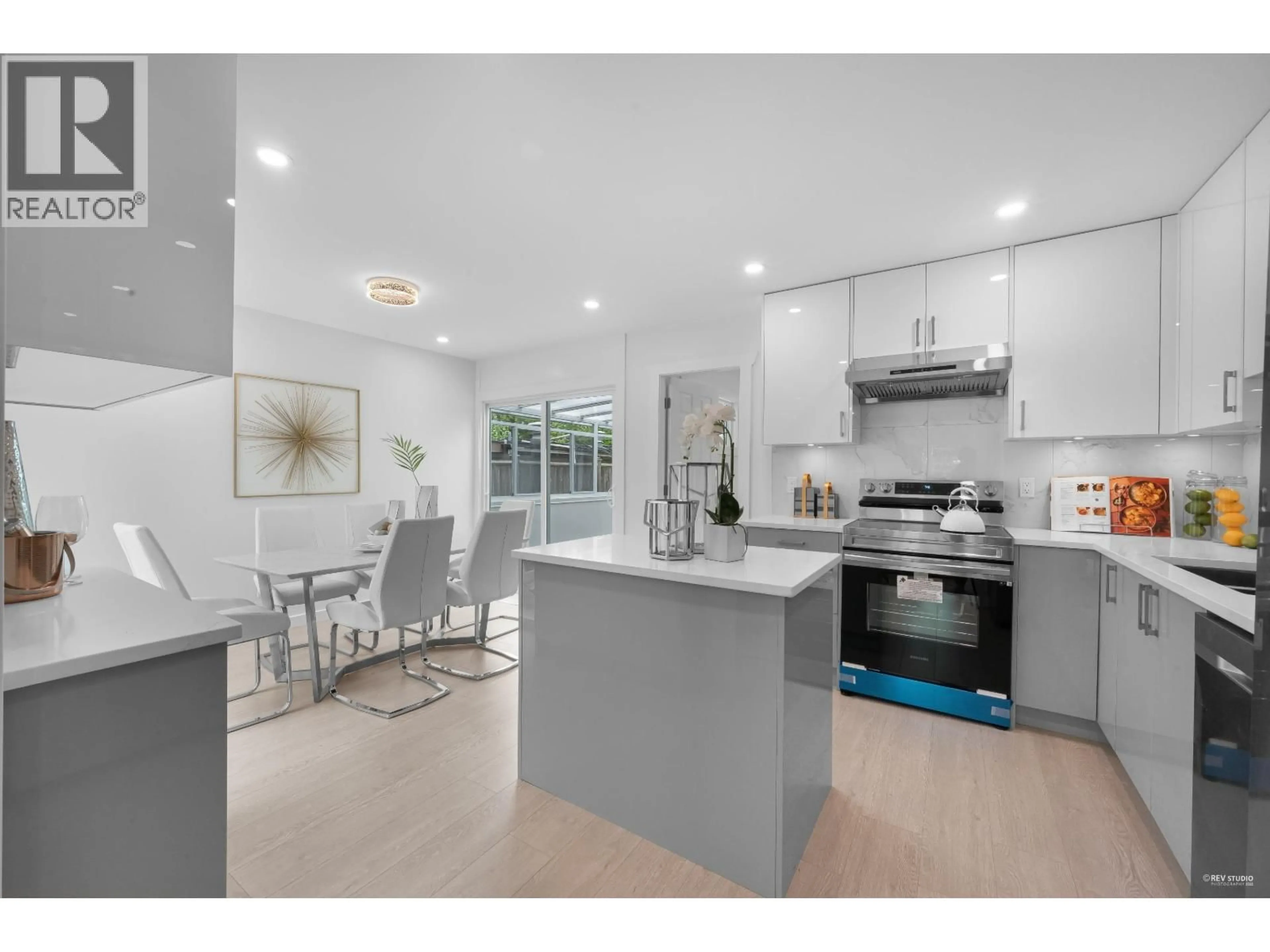 Open concept kitchen, ceramic/tile floor for 6038 GILLEY AVENUE, Burnaby British Columbia V5H4B3